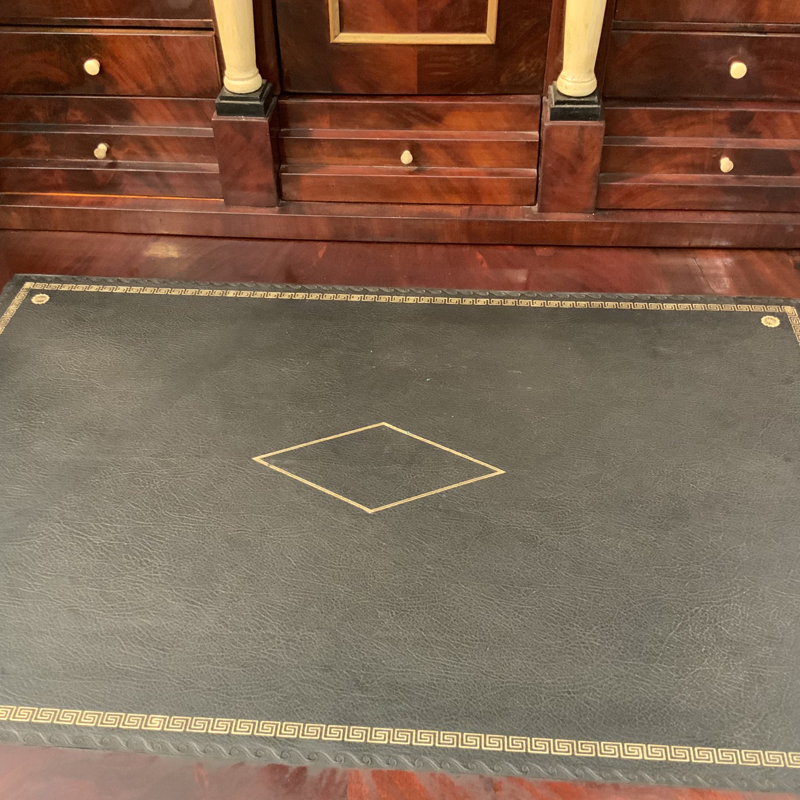 Konischer Biedermeier Sekretär in Mahagoni 1820