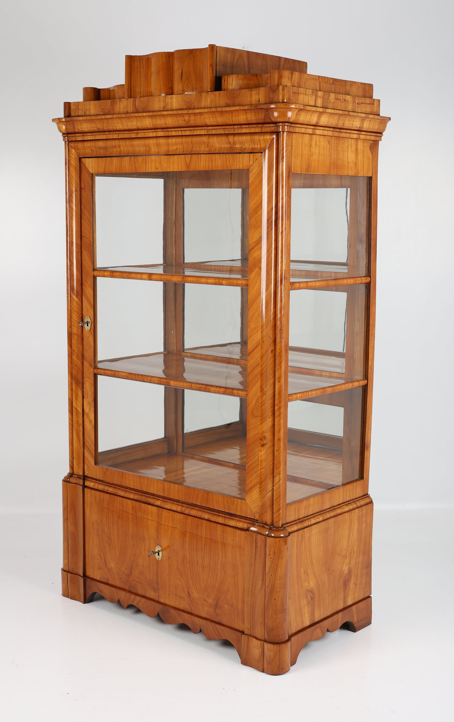 Biedermeier Vitrine in Kirschbaum um 1840