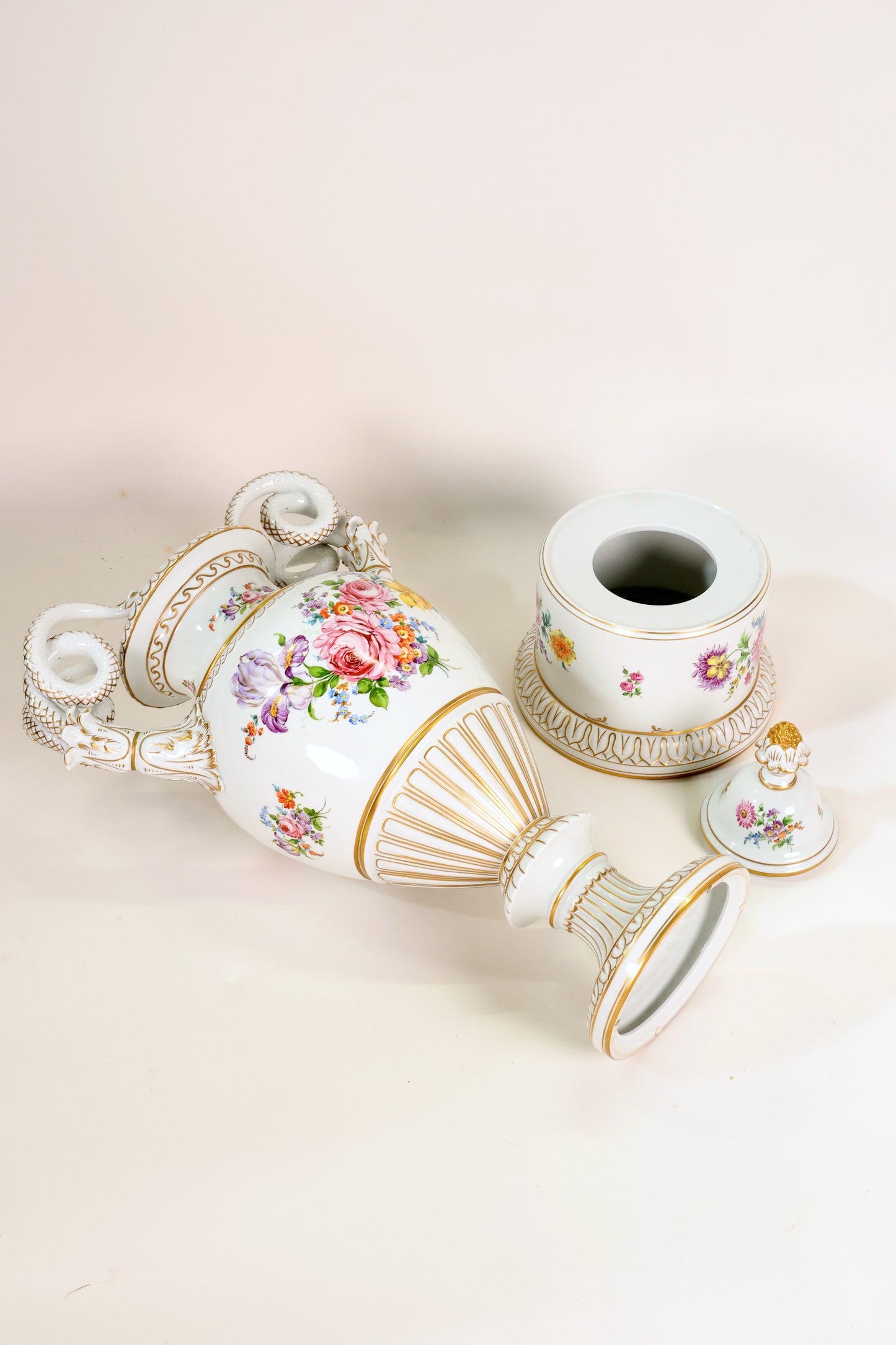 Prunkvase mit Schlangenhenkelvase Manufaktur Dresden
