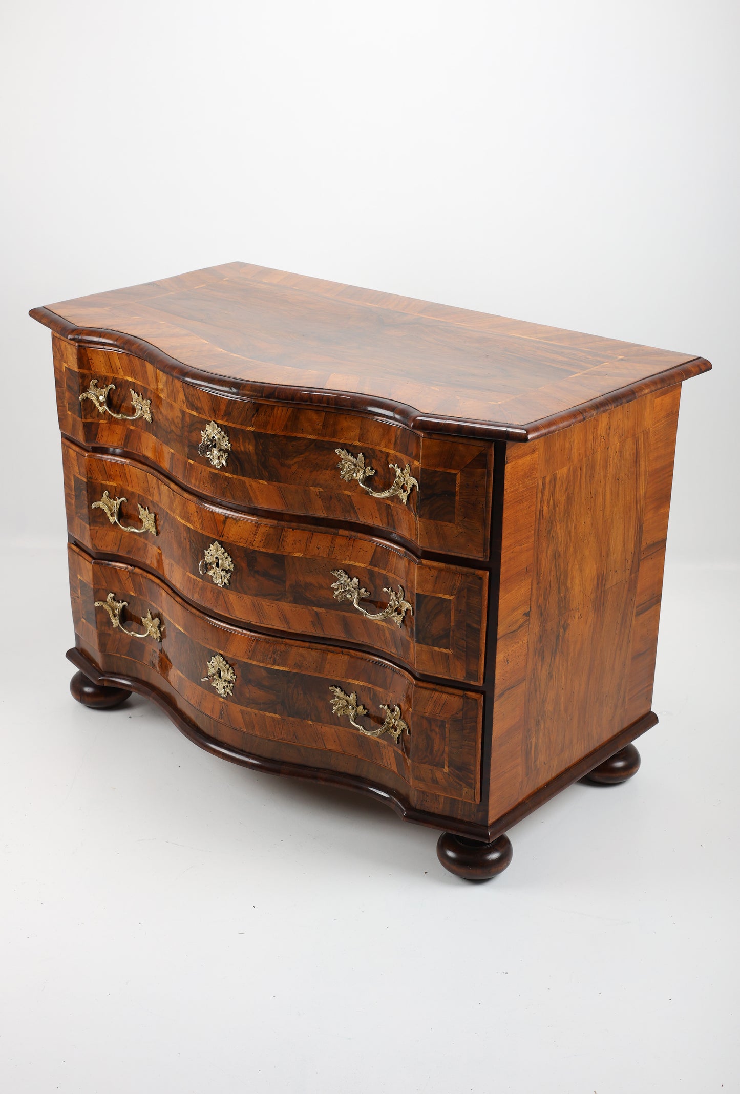 Barockkommode Nussbaum intarsiert um 1750