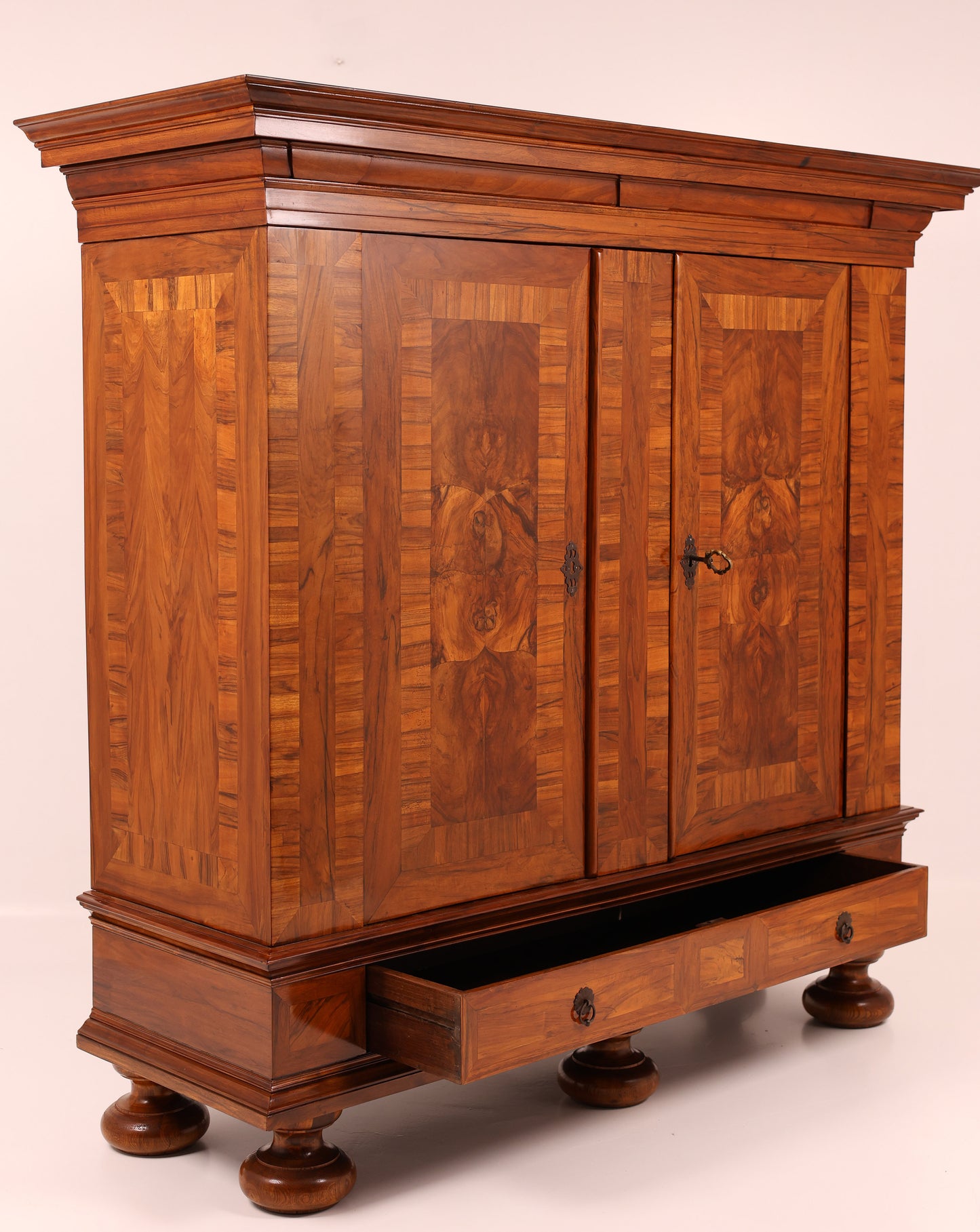 Barocker Dielenschrank in Nussbaum um 1770