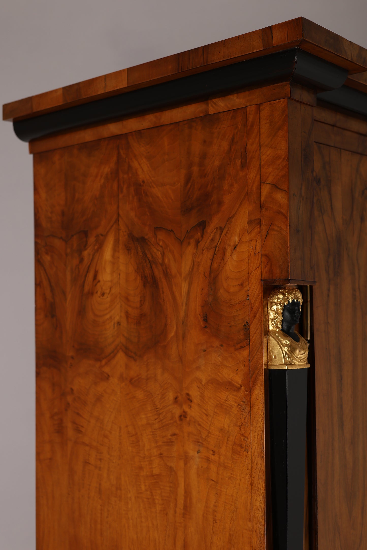 Klassizistischer Kleiderschrank Österreich Nussbaum um 1815