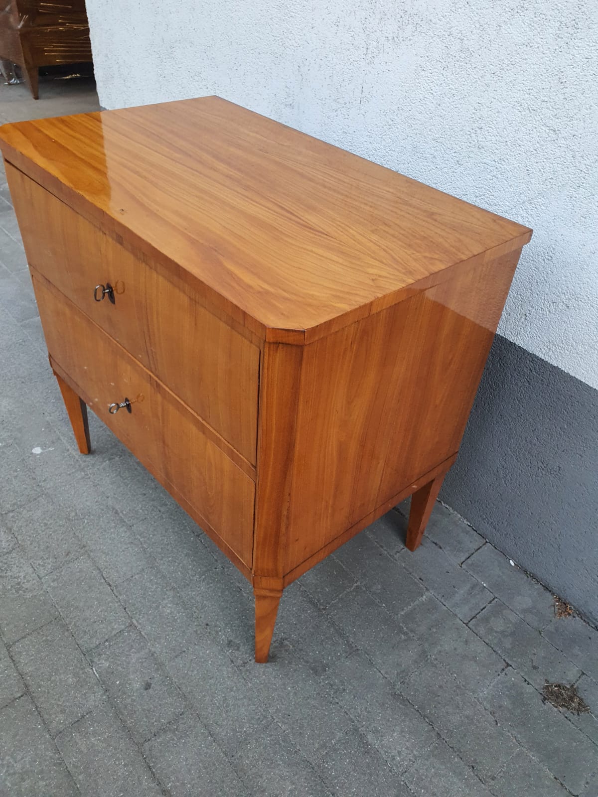 Kleine Biedermeierkommode in Kirschbaum um 1820