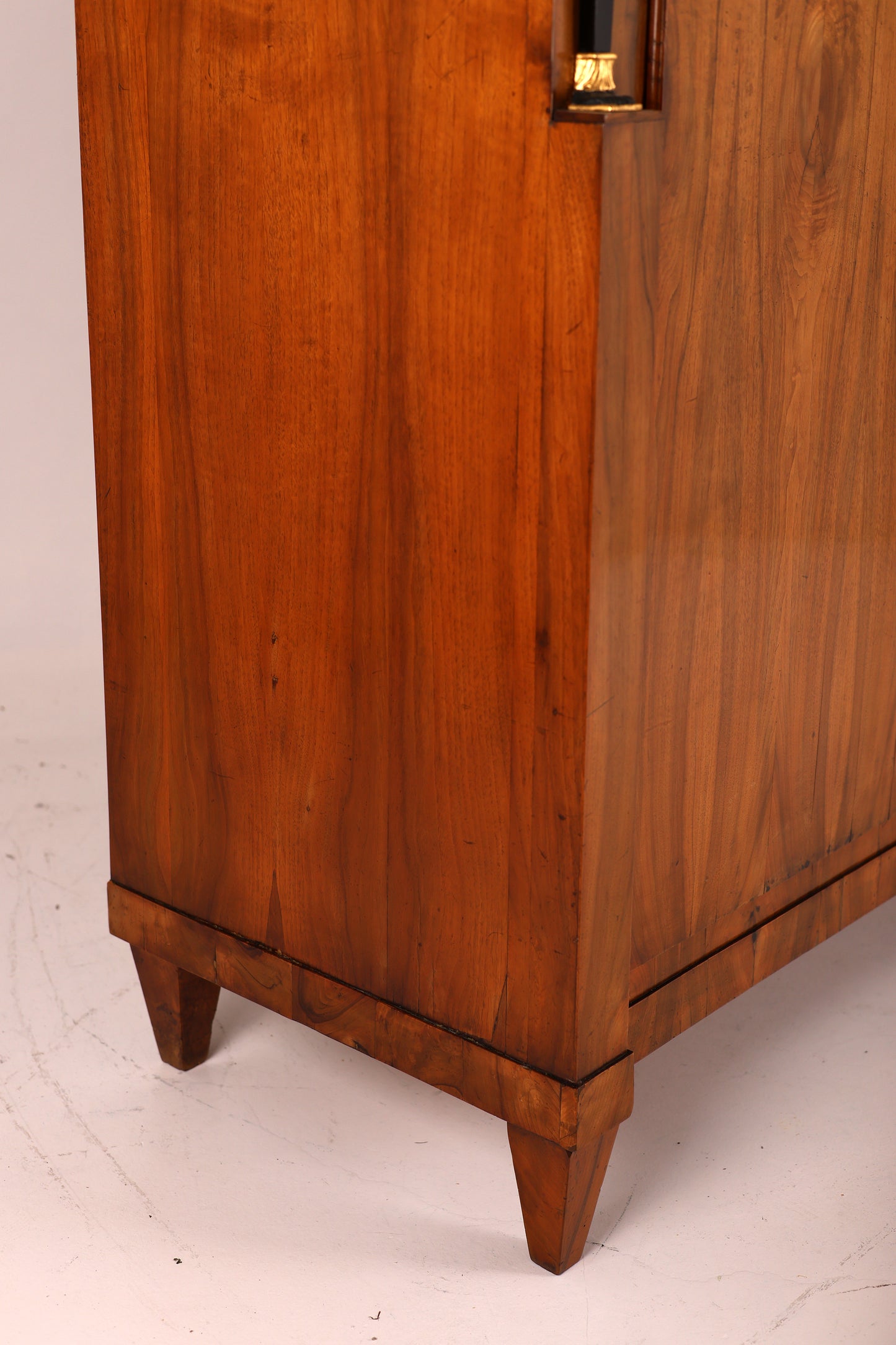 Klassizistischer Kleiderschrank Österreich Nussbaum um 1815
