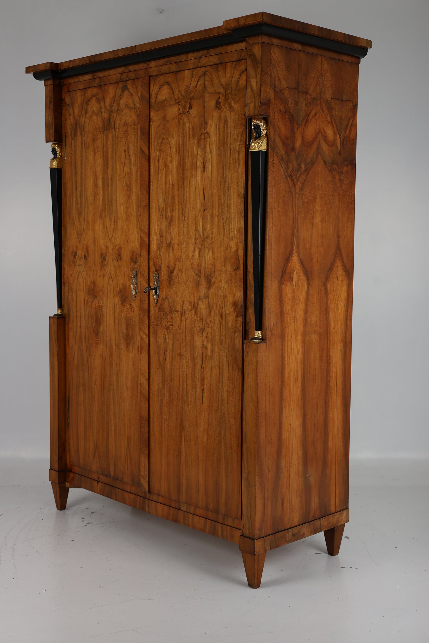 Klassizistischer Kleiderschrank Österreich Nussbaum um 1815