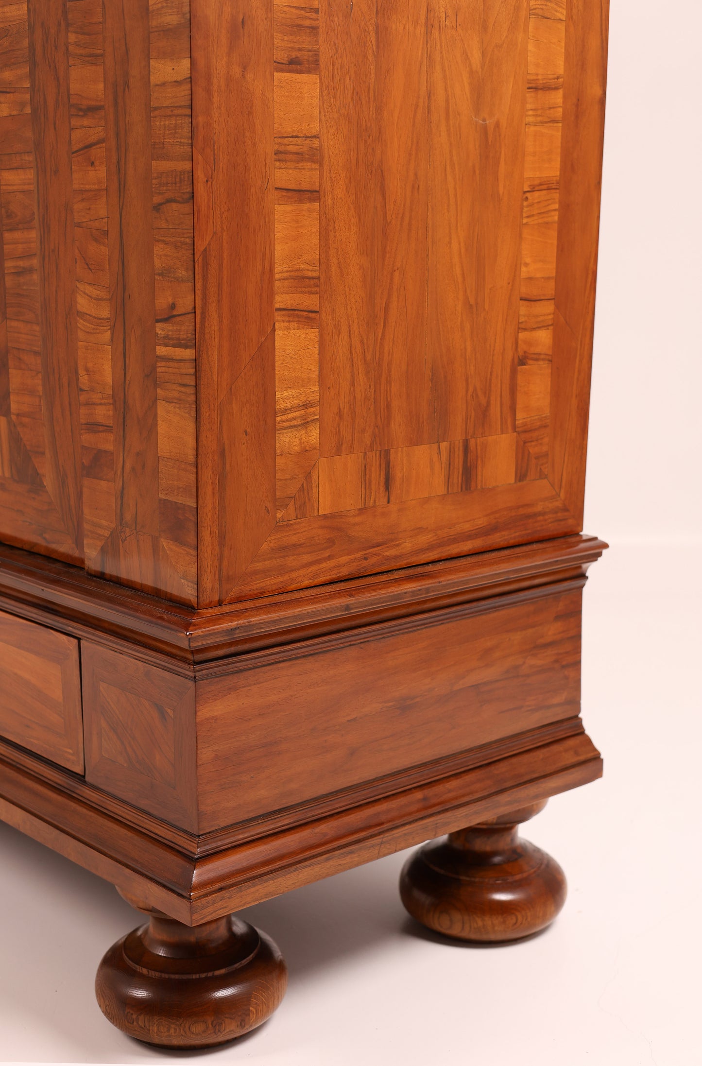 Barocker Dielenschrank in Nussbaum um 1770