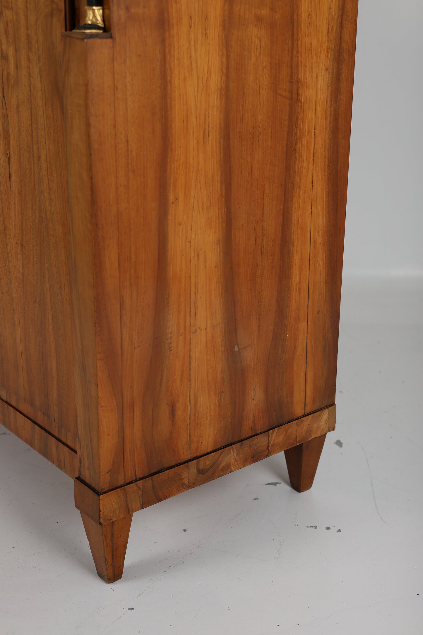 Klassizistischer Kleiderschrank Österreich Nussbaum um 1815