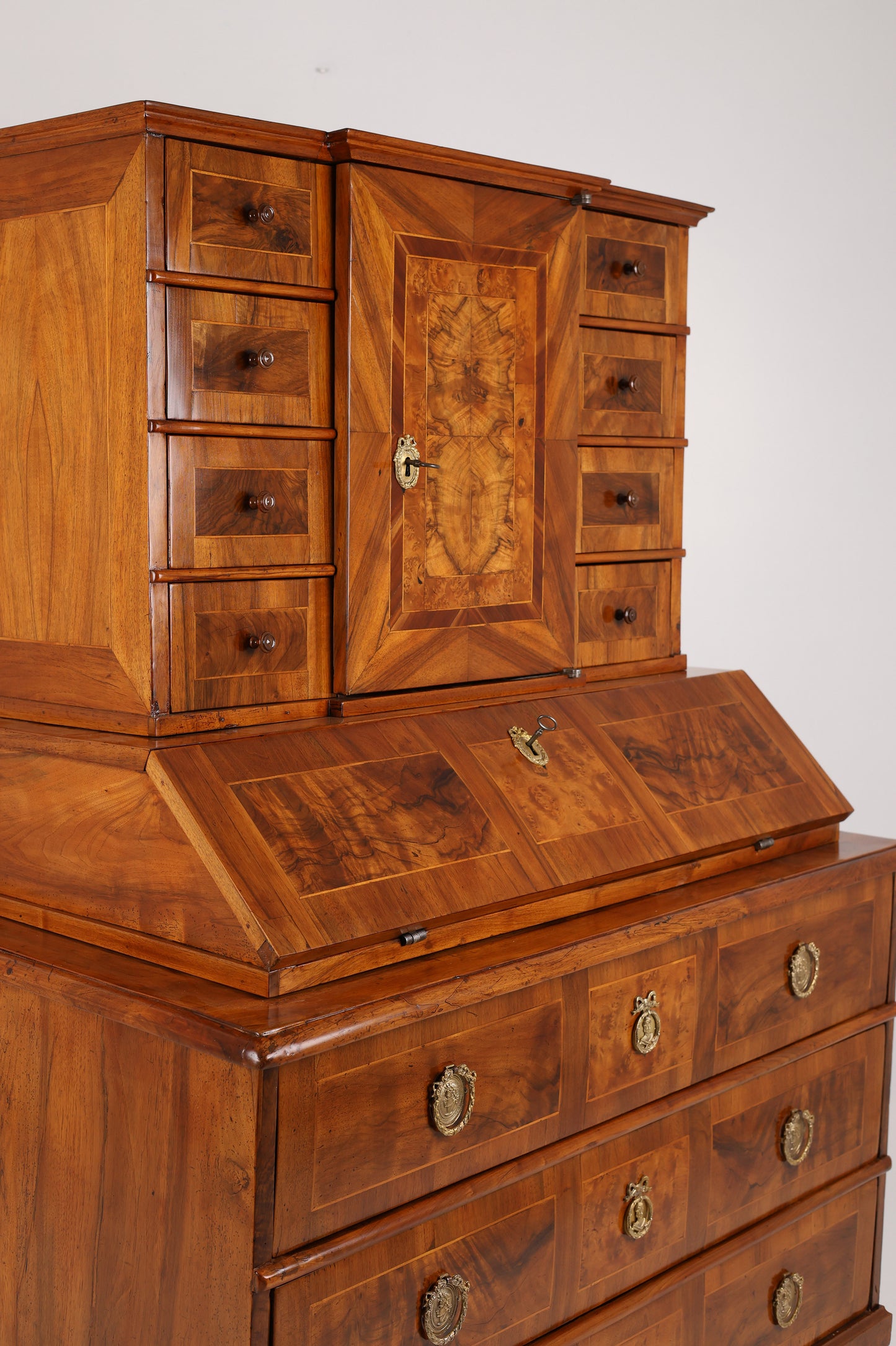 Louis Seize Aufsatzschreibkommode in Nussbaum um 1790