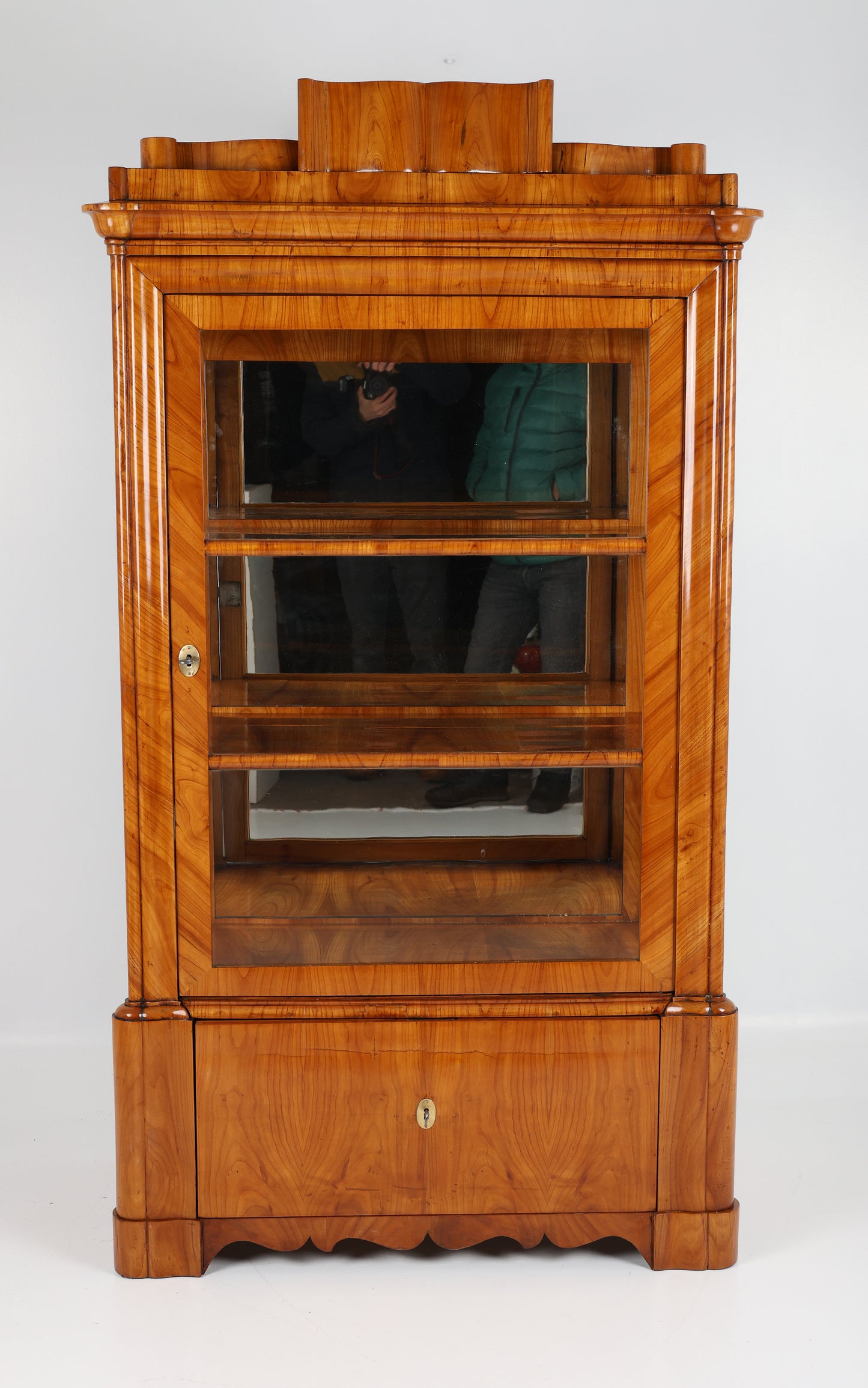 Biedermeier Vitrine in Kirschbaum um 1840