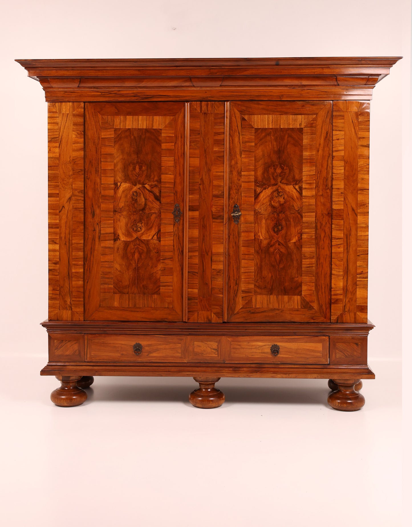 Barocker Dielenschrank in Nussbaum um 1770
