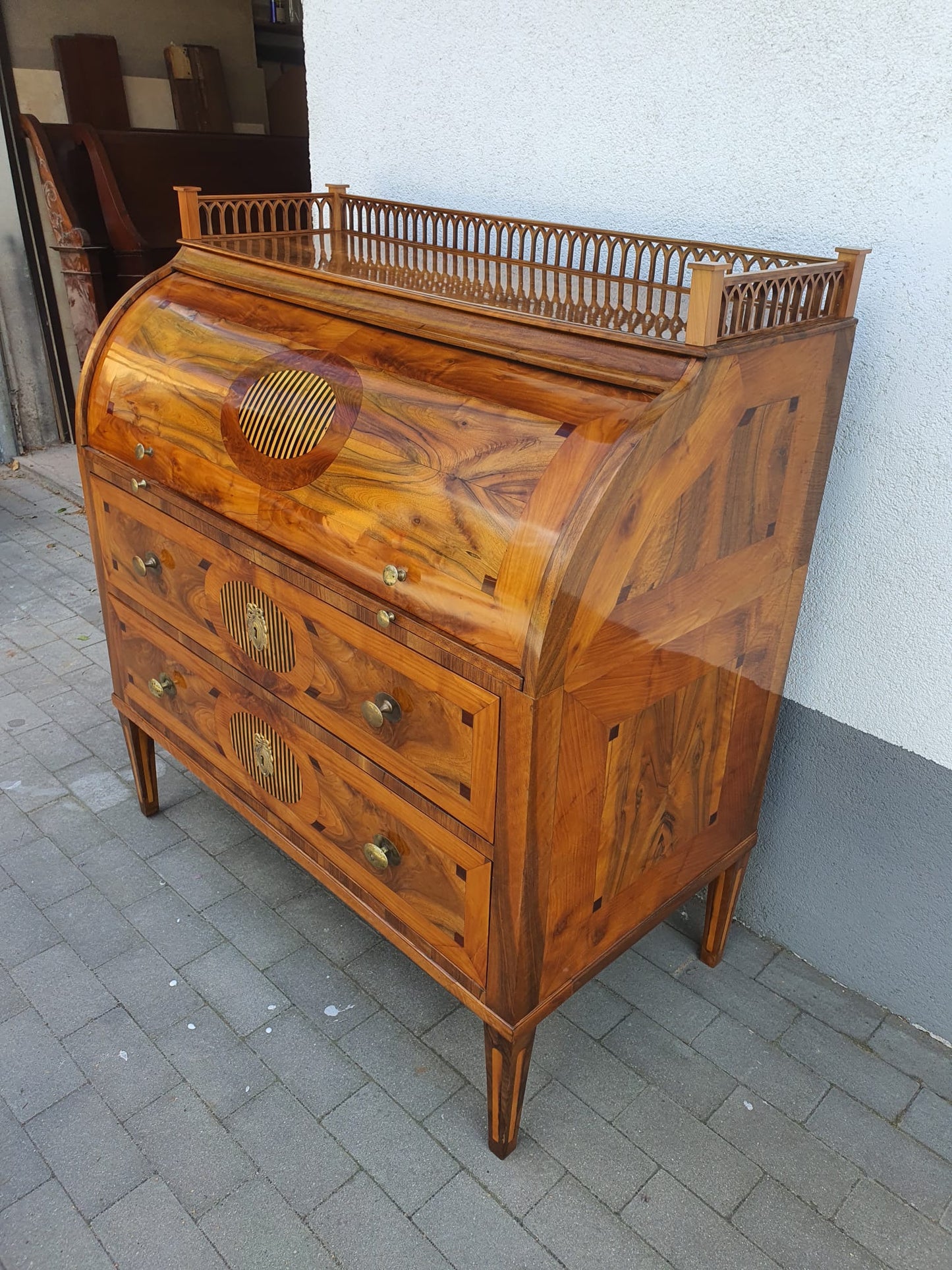Louis Seize Zylinderbureau in Nussbaum intarsiert um 1790