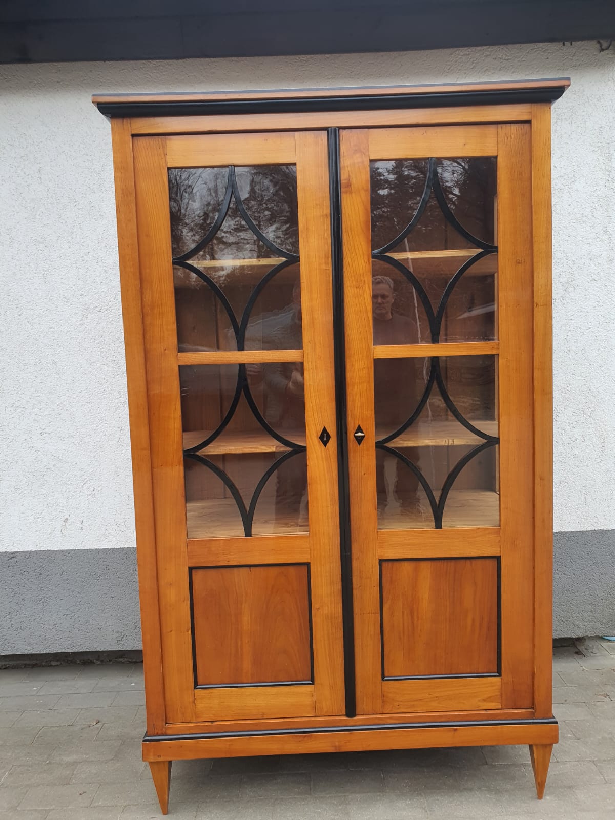 Biedermeier Vitrine in Kirschbaum um 1830