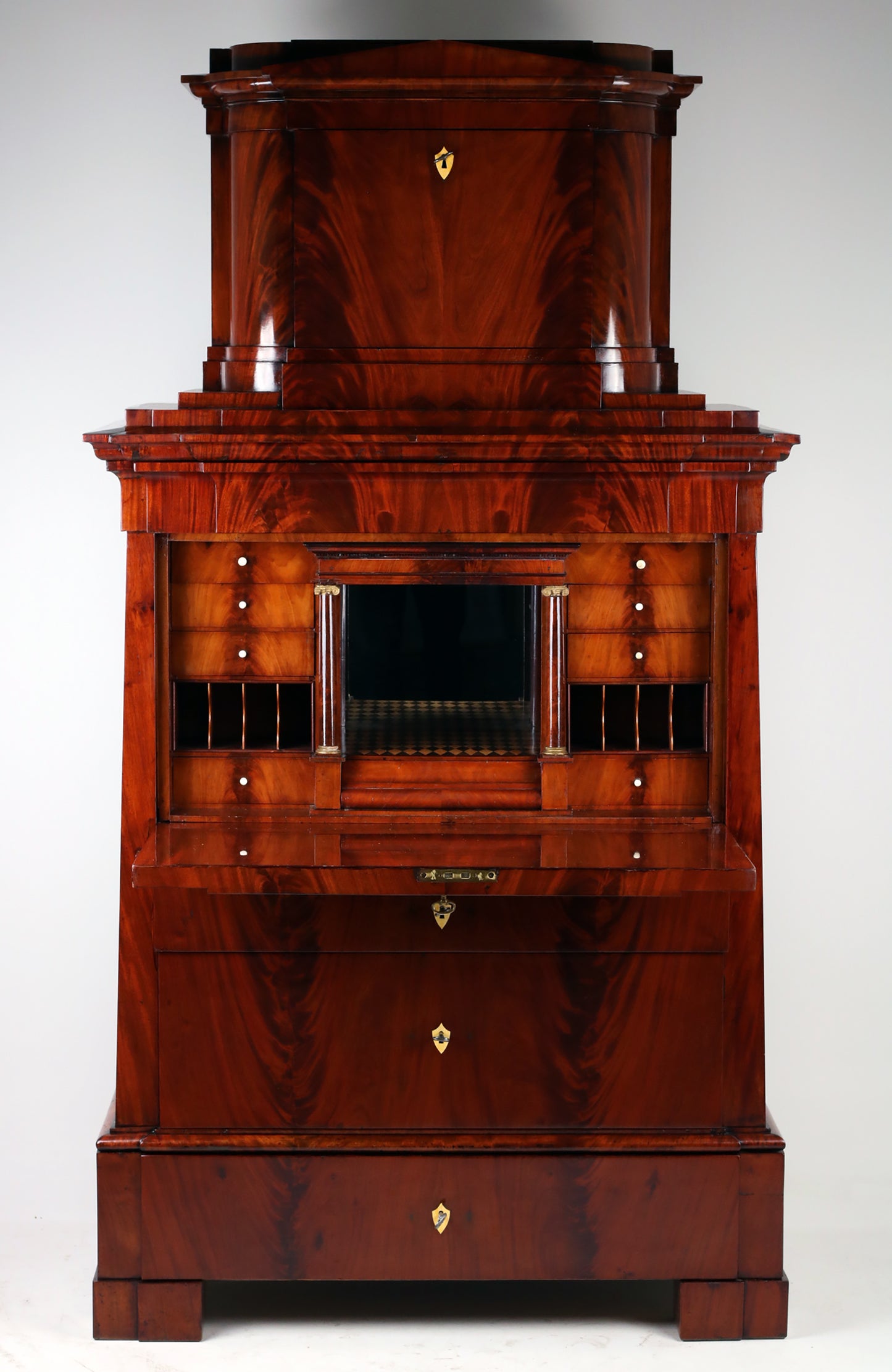 Konischer Biedermeier Sekretär in Mahagoni um 1820