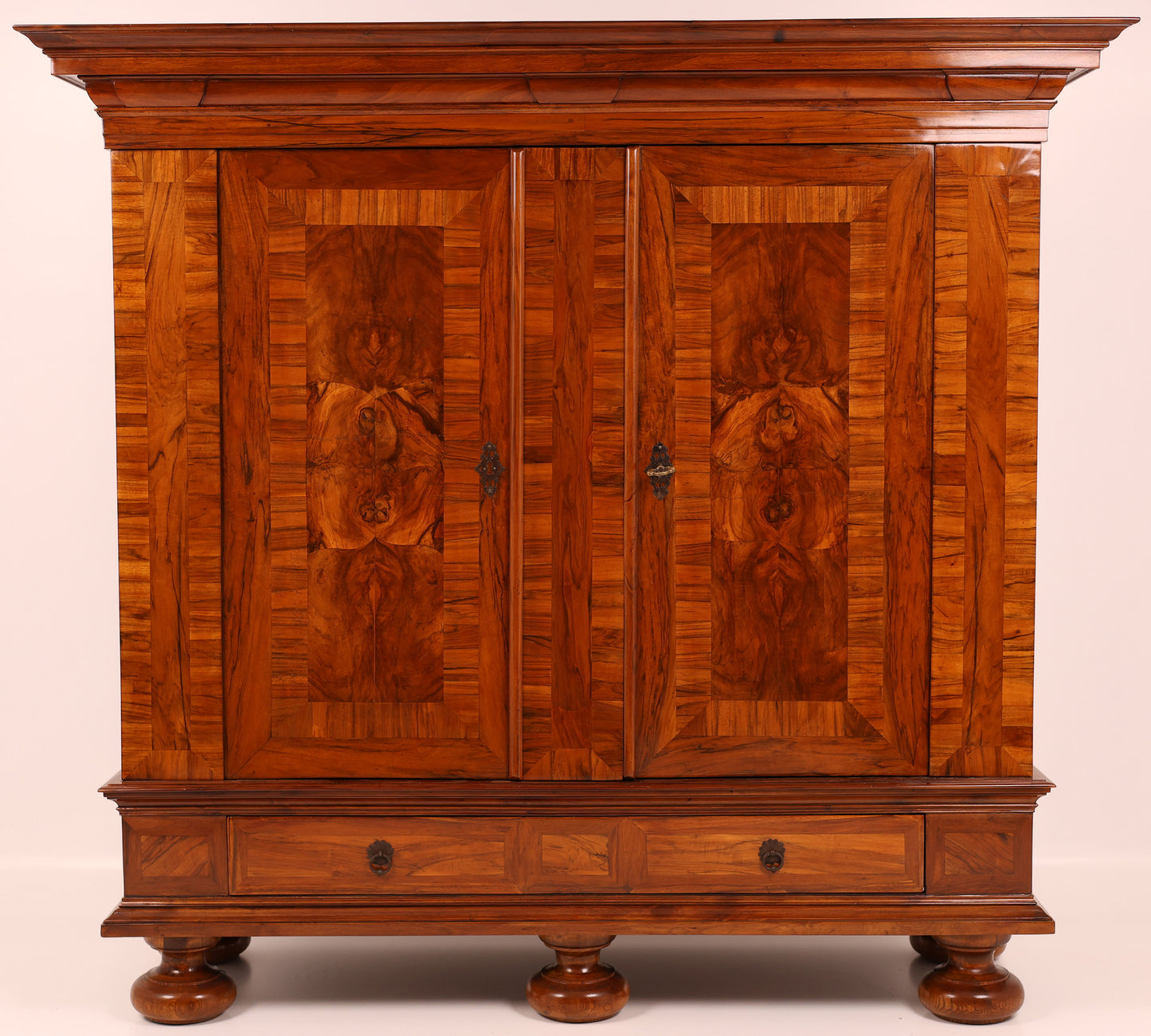 Barocker Dielenschrank in Nussbaum um 1770
