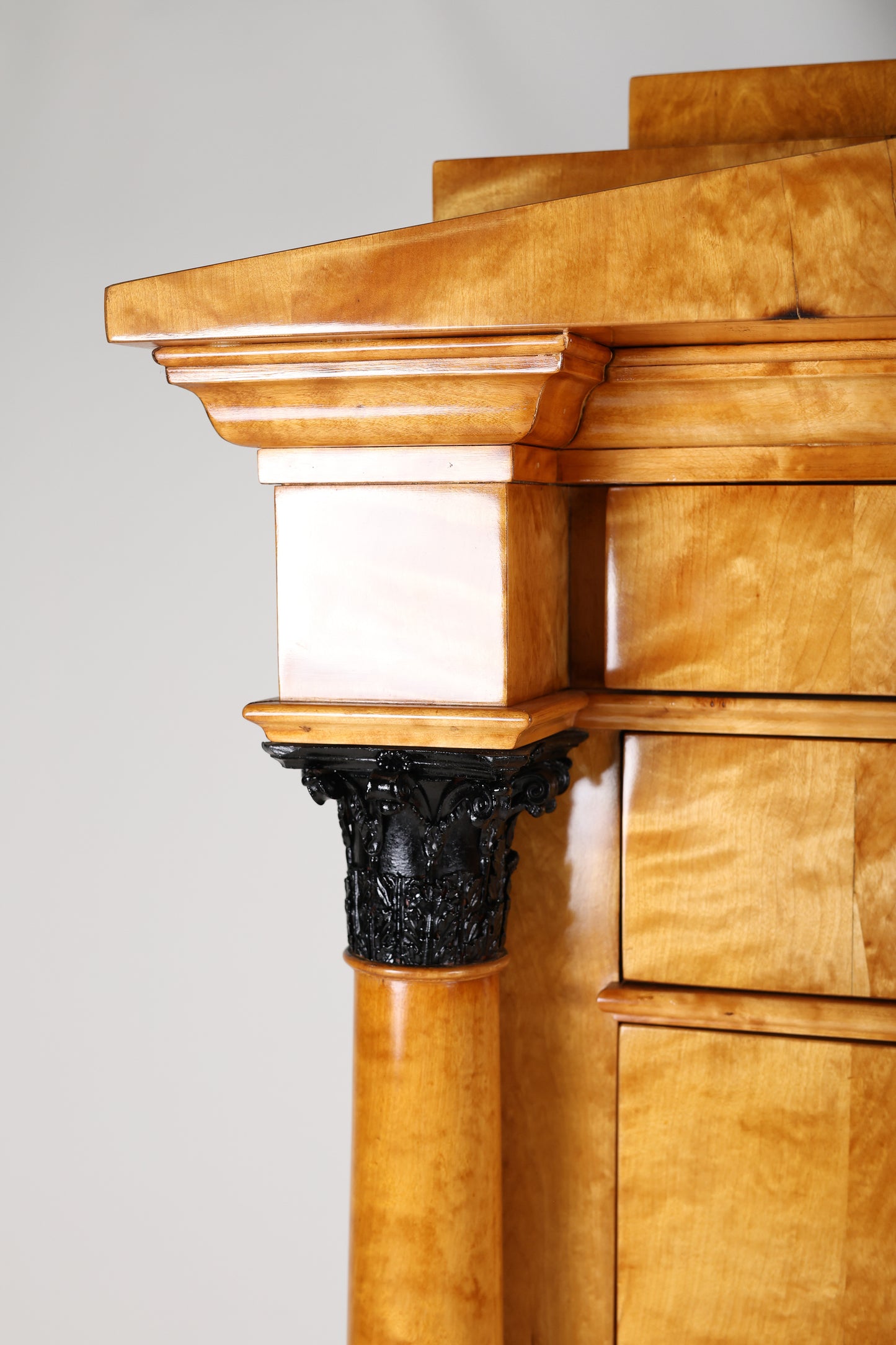 Biedermeier Sekretär mit Vollsäulen in Birke um 1820