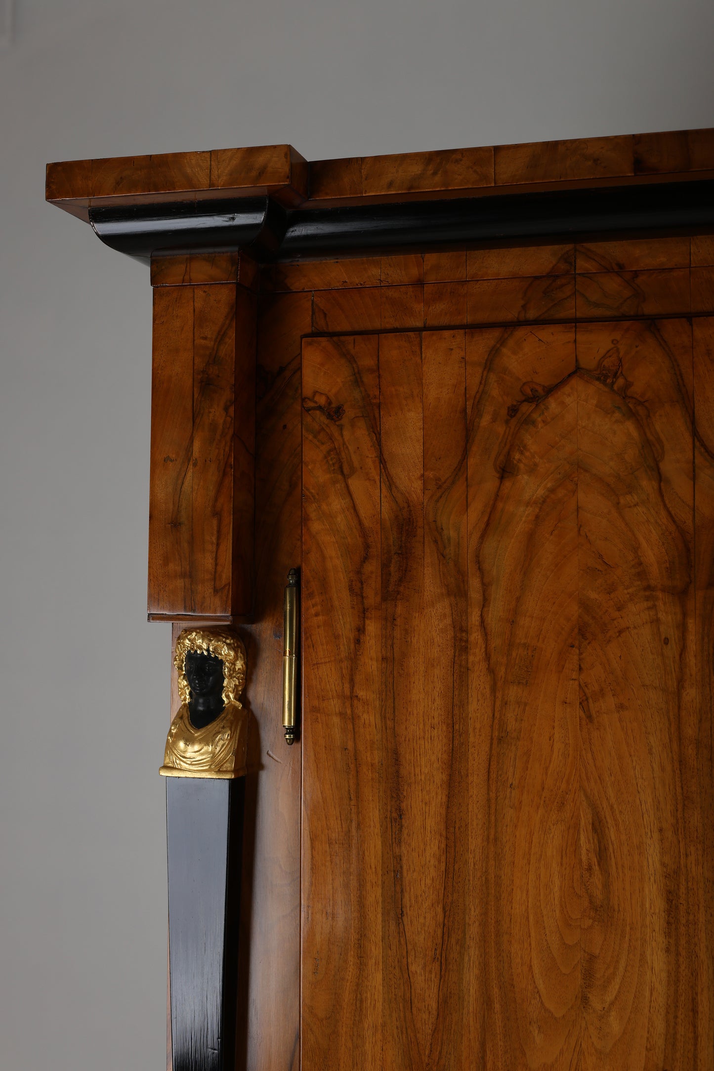 Klassizistischer Kleiderschrank Österreich Nussbaum um 1815