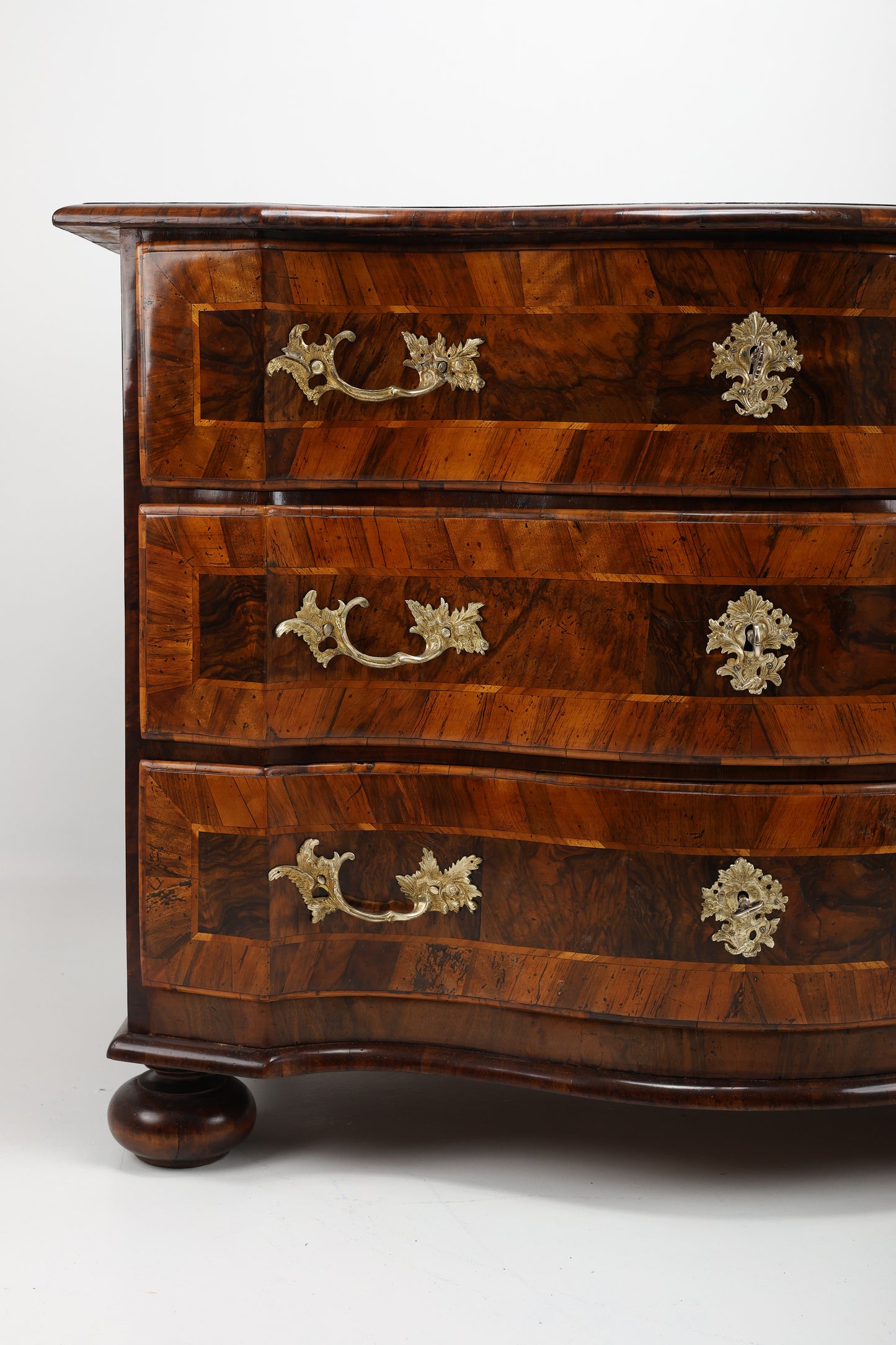 Barockkommode Nussbaum intarsiert um 1750