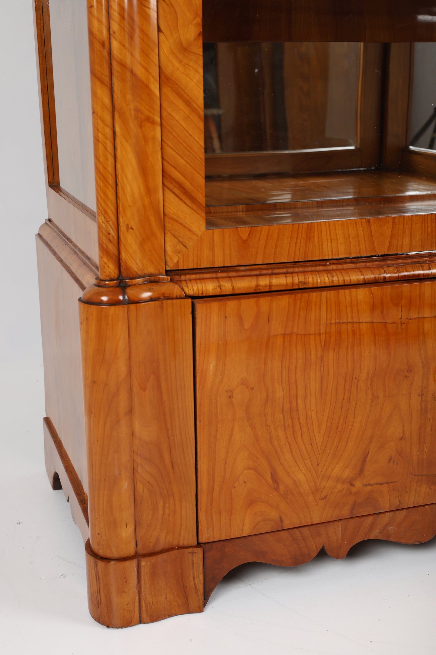 Biedermeier Vitrine in Kirschbaum um 1840