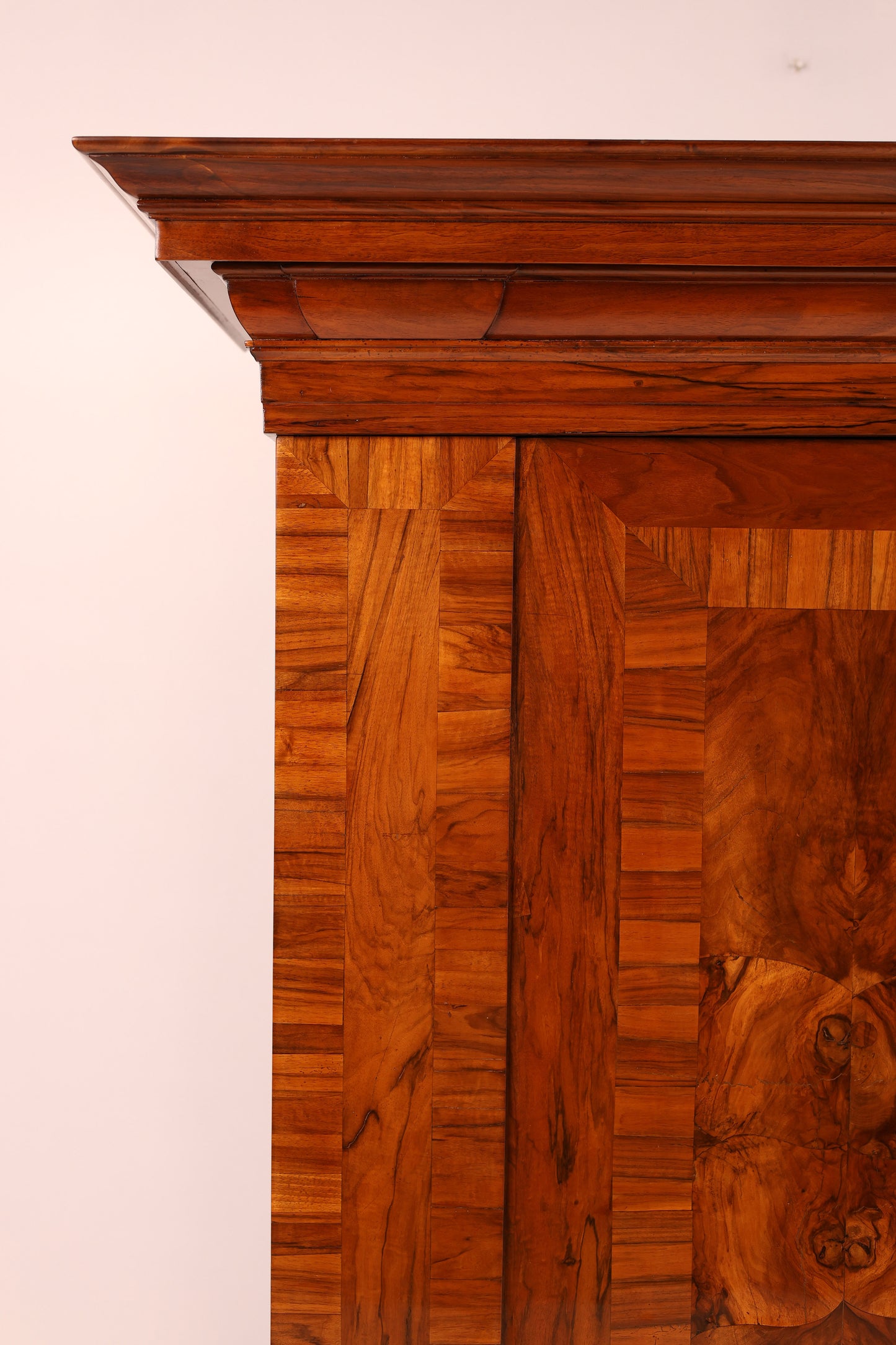 Barocker Dielenschrank in Nussbaum um 1770