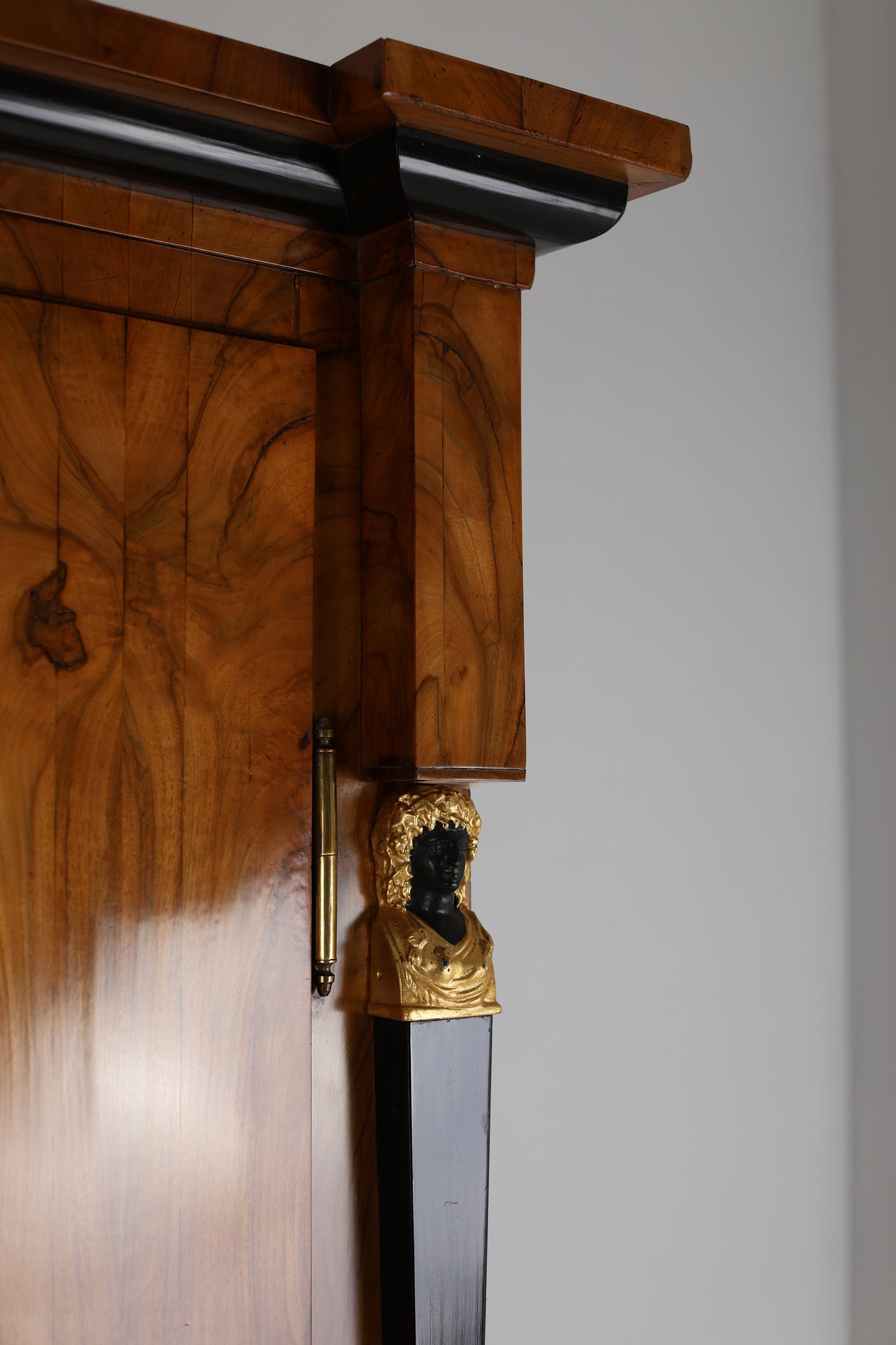 Klassizistischer Kleiderschrank Österreich Nussbaum um 1815
