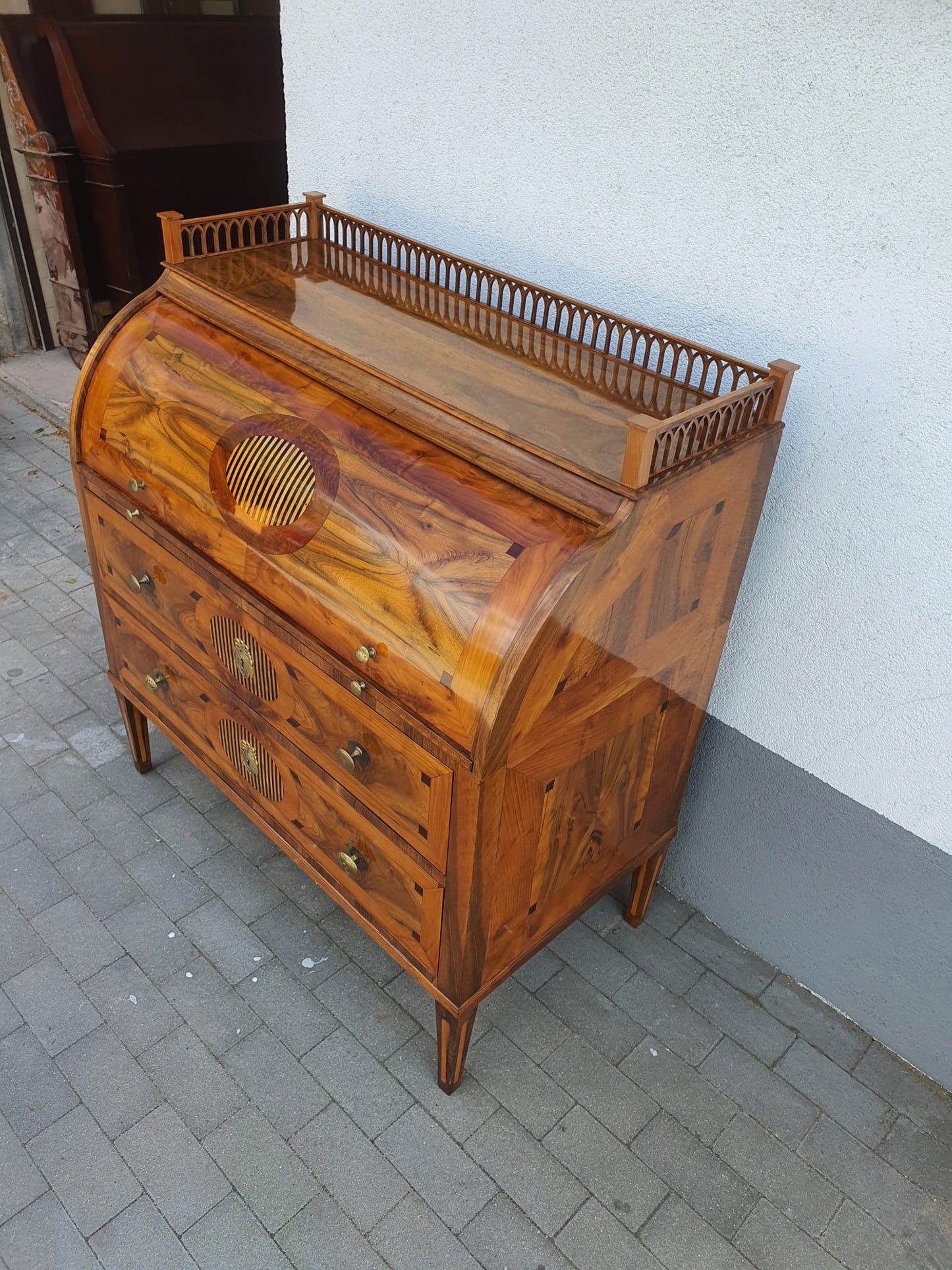 Louis Seize Zylinderbureau in Nussbaum intarsiert um 1790