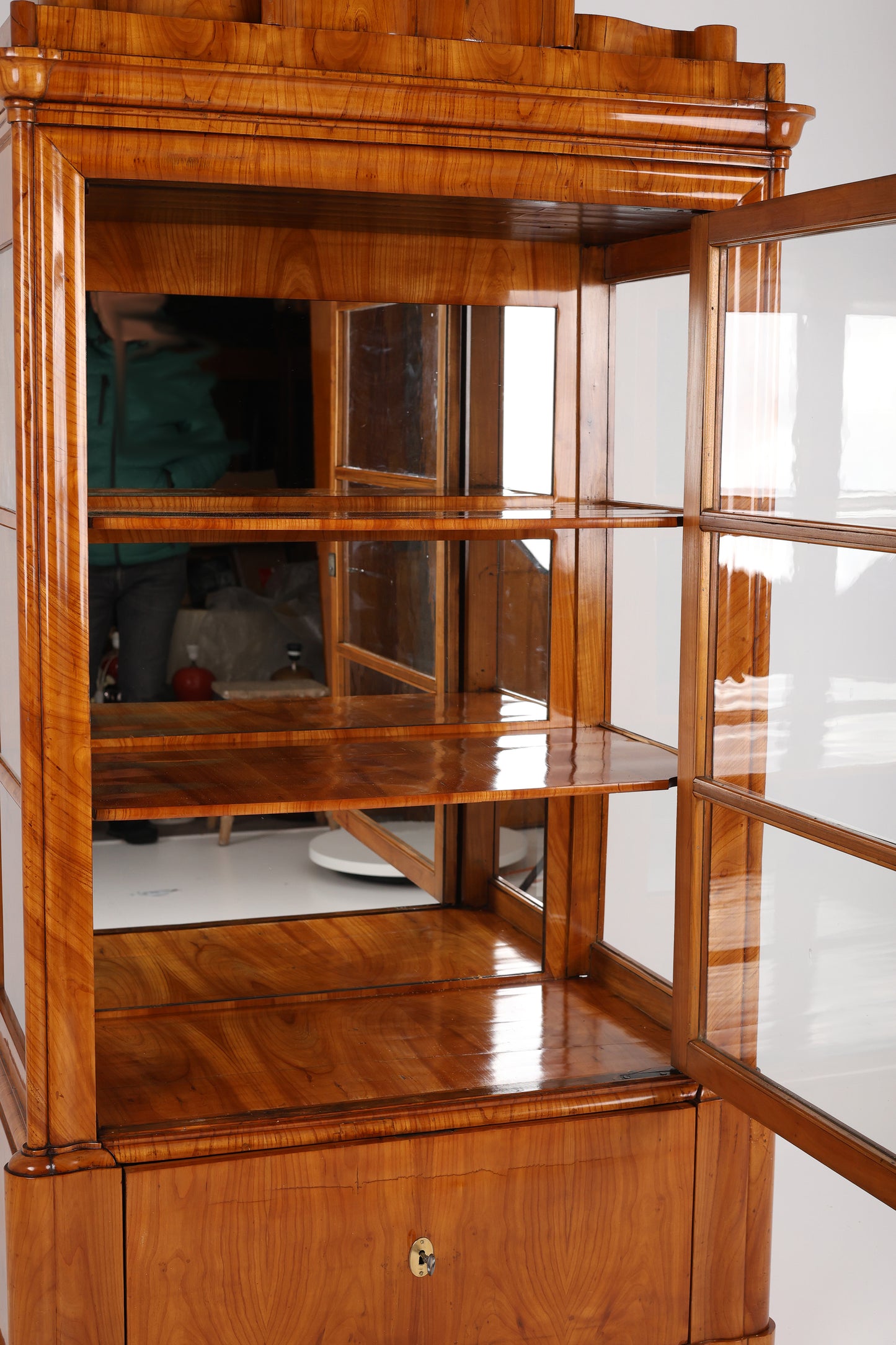 Biedermeier Vitrine in Kirschbaum um 1840