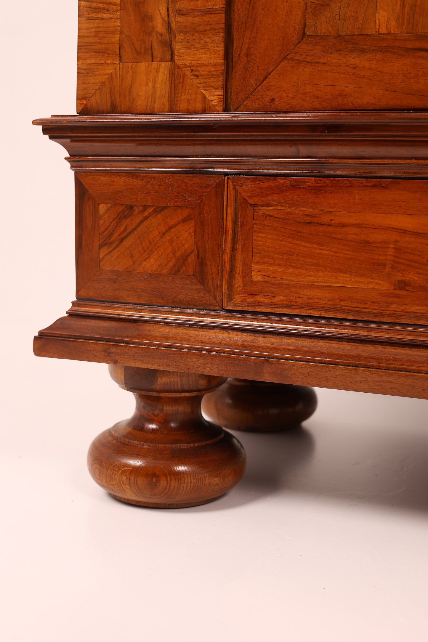 Barocker Dielenschrank in Nussbaum um 1770