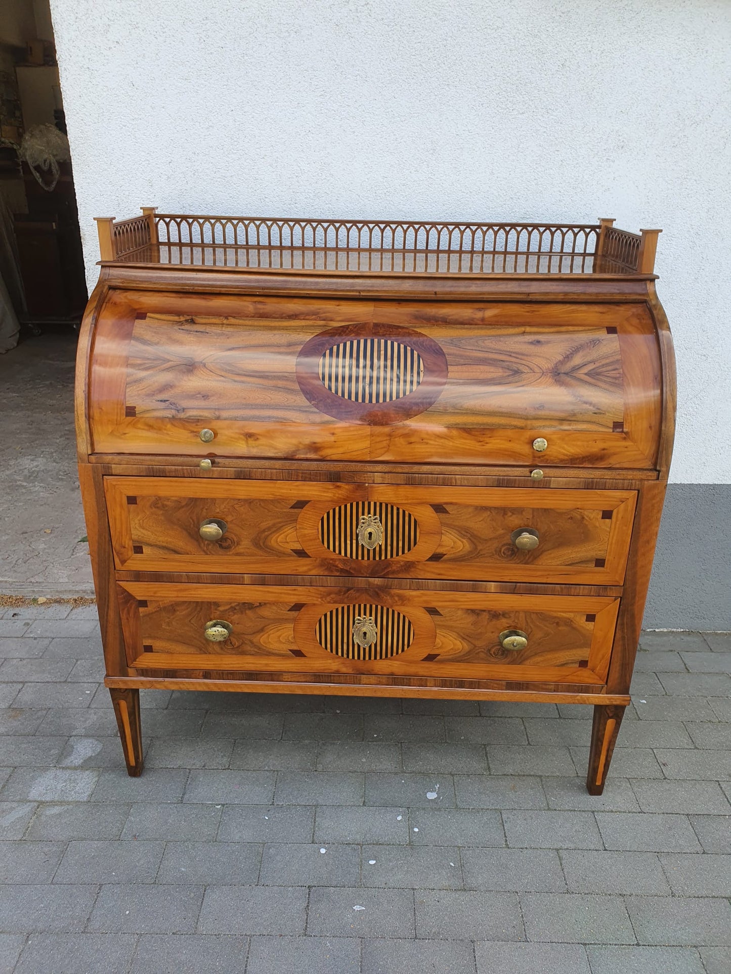 Louis Seize Zylinderbureau in Nussbaum intarsiert um 1790