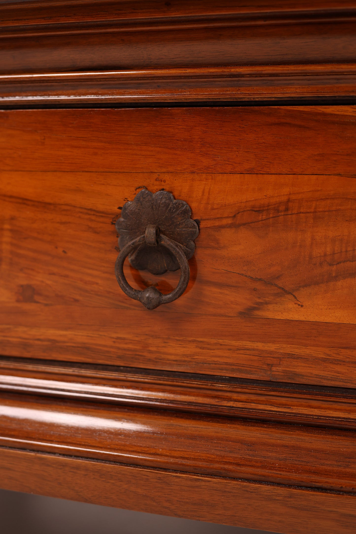Barocker Dielenschrank in Nussbaum um 1770