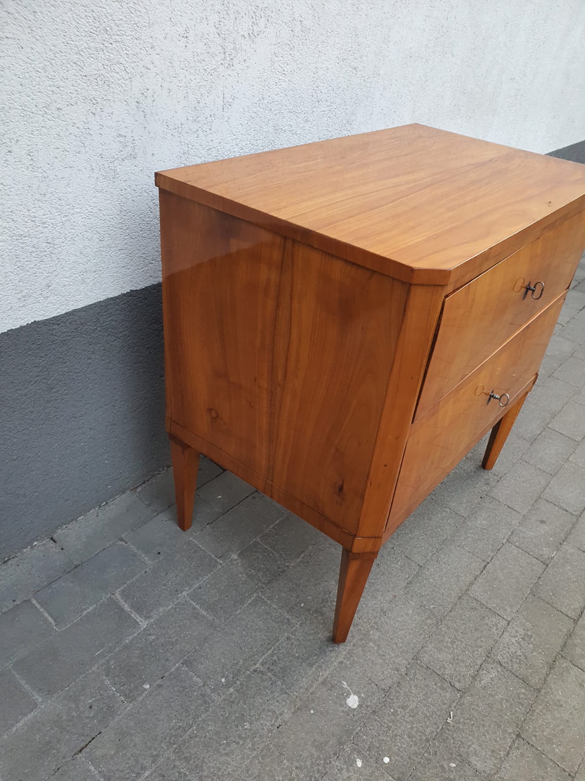 Kleine Biedermeierkommode in Kirschbaum um 1820