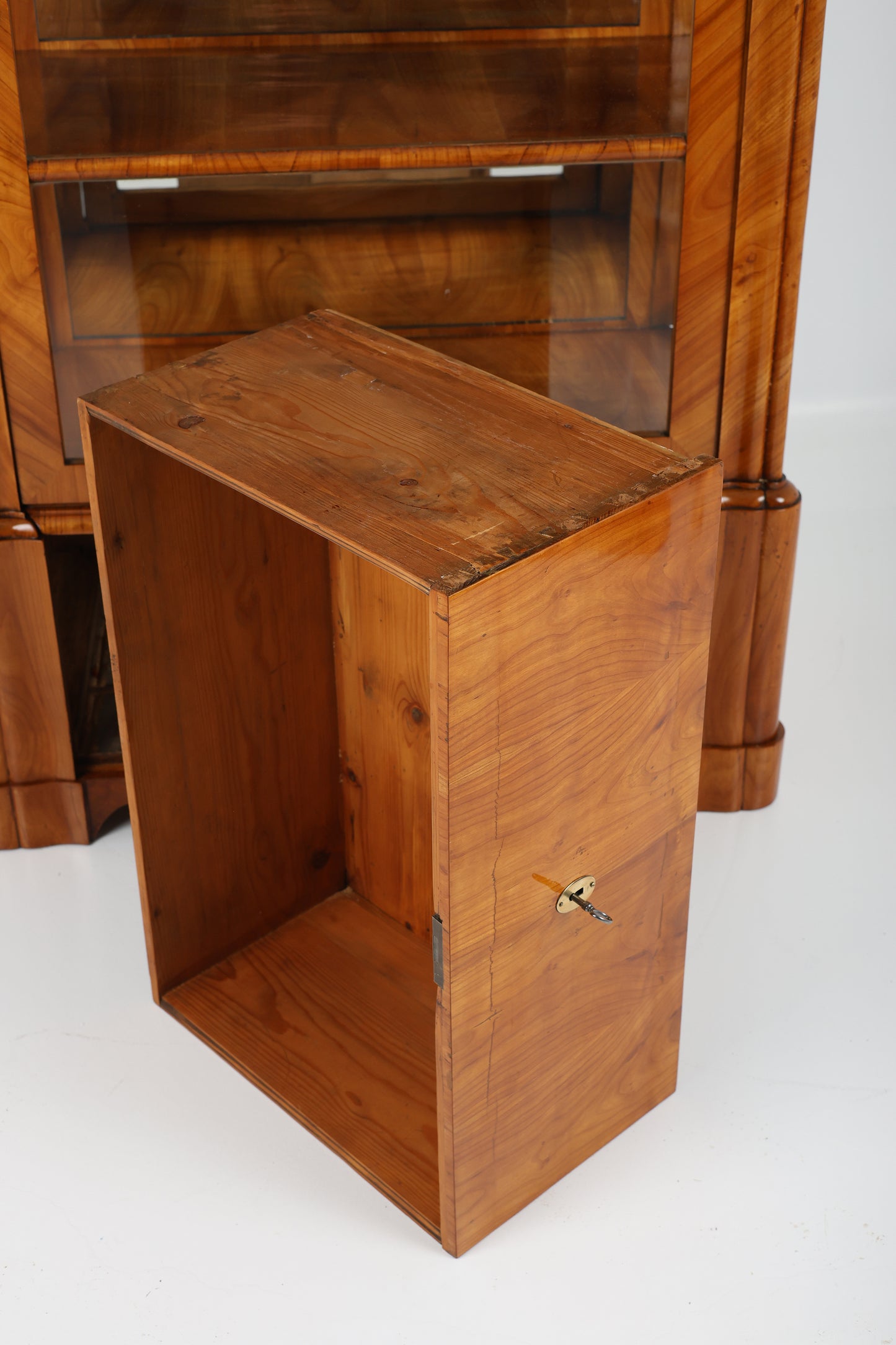 Biedermeier Vitrine in Kirschbaum um 1840