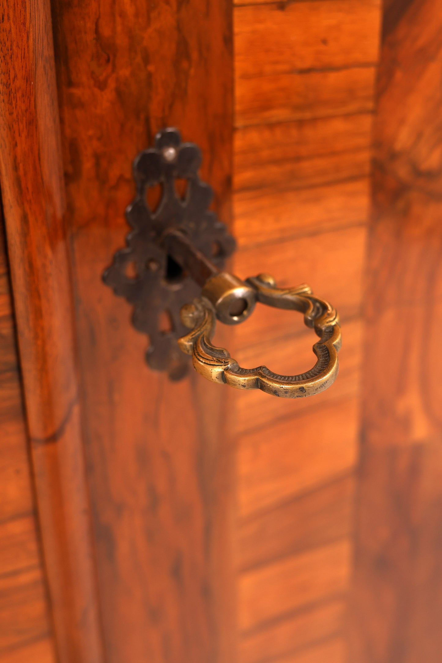 Barocker Dielenschrank in Nussbaum um 1770