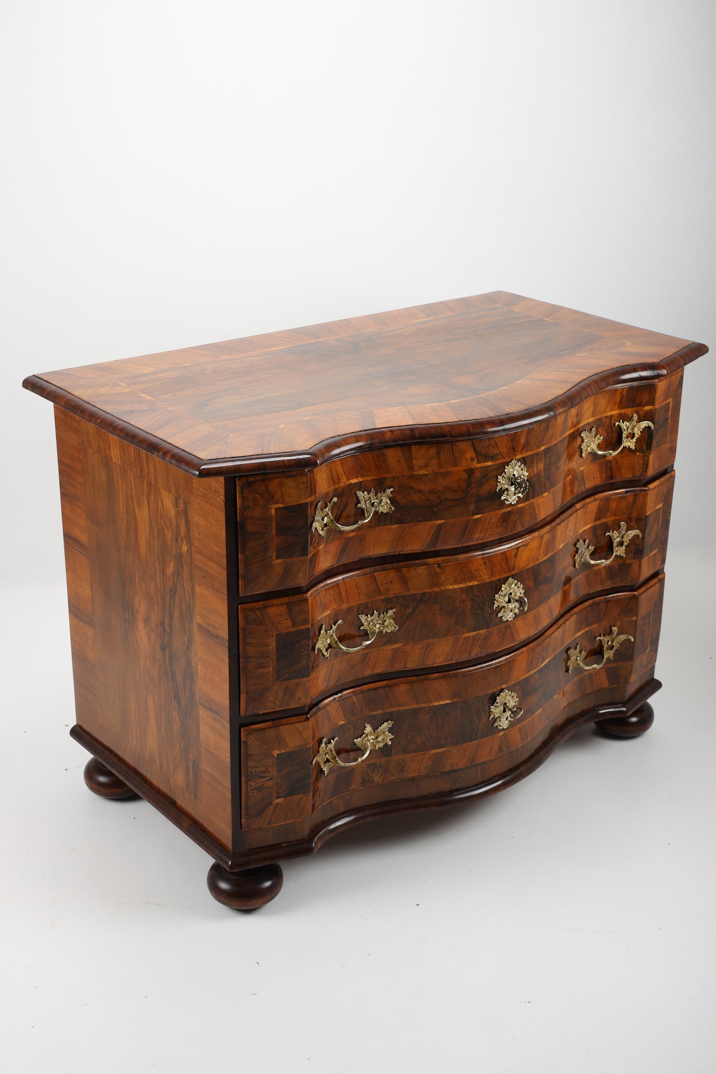 Barockkommode Nussbaum intarsiert um 1750
