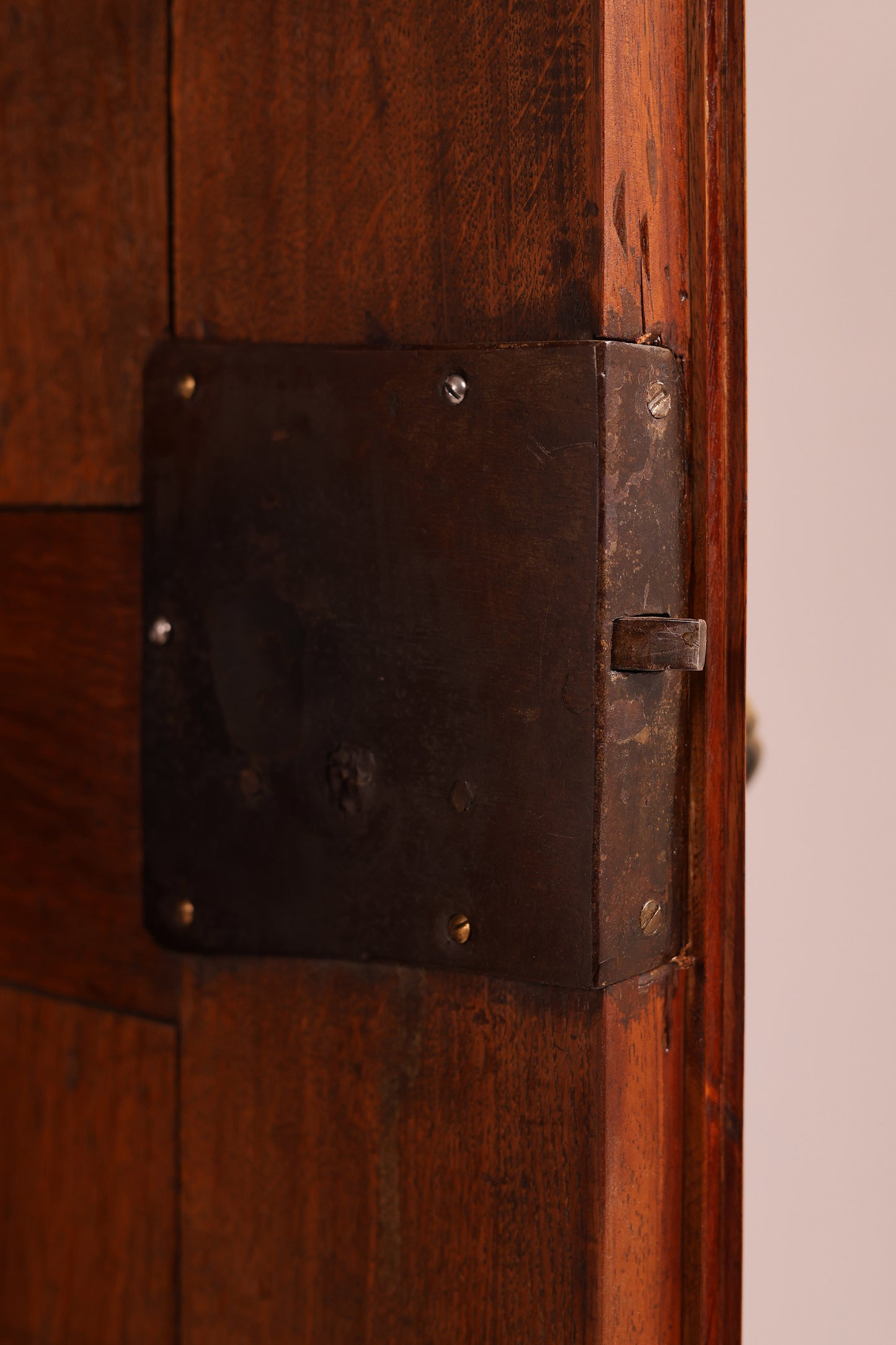 Barocker Dielenschrank in Nussbaum um 1770