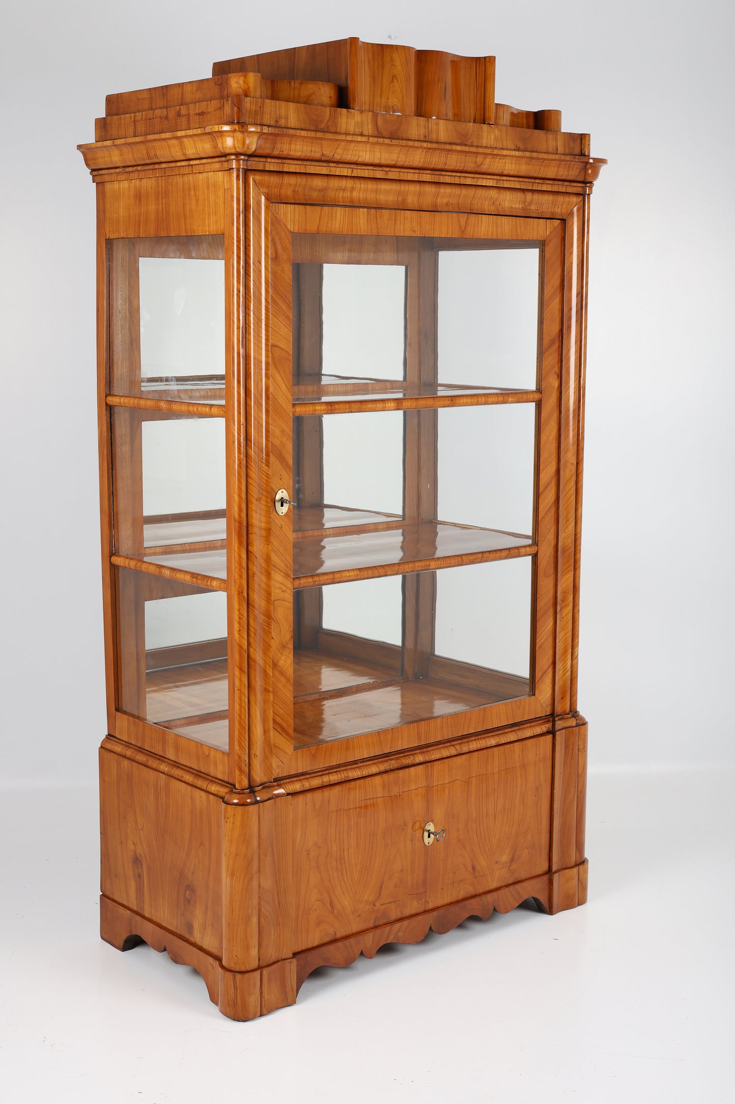 Biedermeier Vitrine in Kirschbaum um 1840