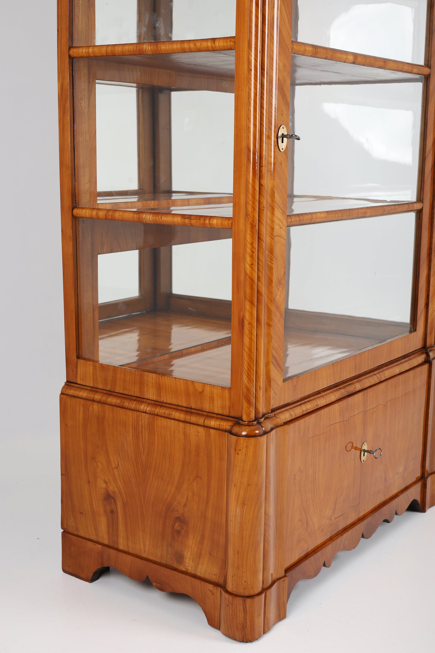 Biedermeier Vitrine in Kirschbaum um 1840