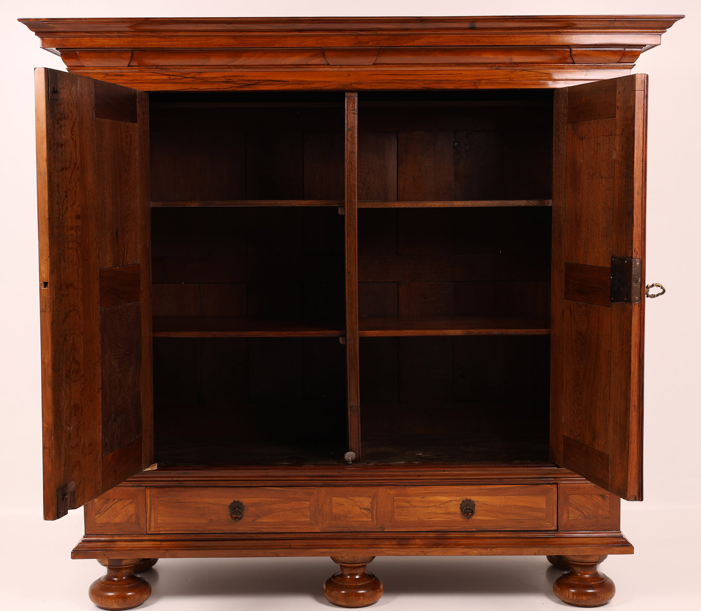 Barocker Dielenschrank in Nussbaum um 1770