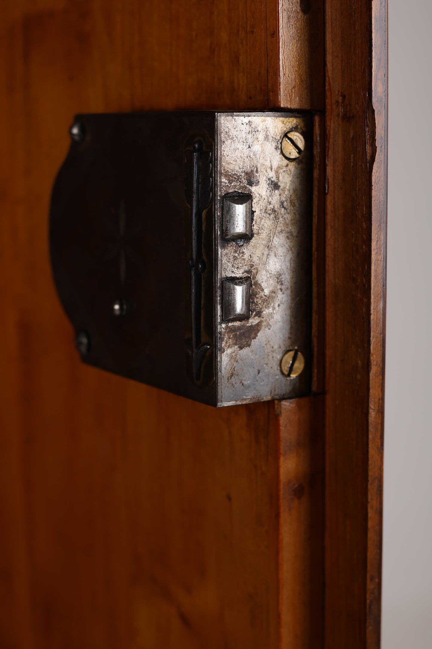 Klassizistischer Kleiderschrank Österreich Nussbaum um 1815