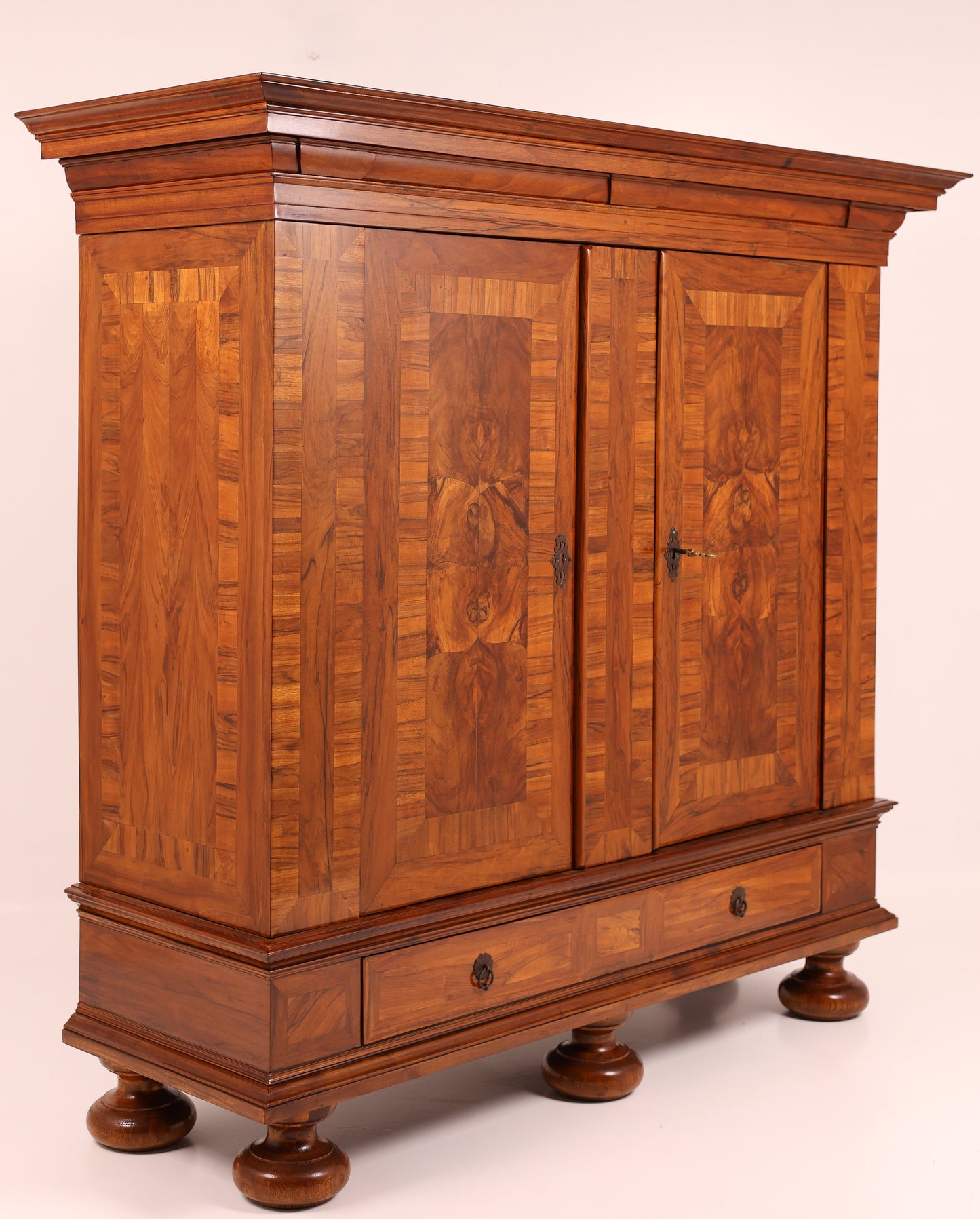Barocker Dielenschrank in Nussbaum um 1770