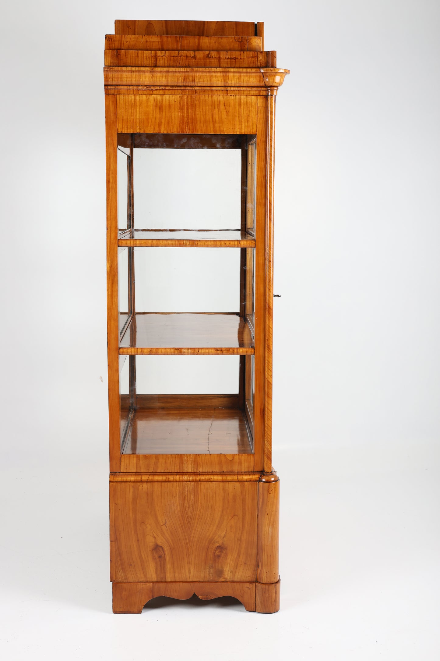 Biedermeier Vitrine in Kirschbaum um 1840