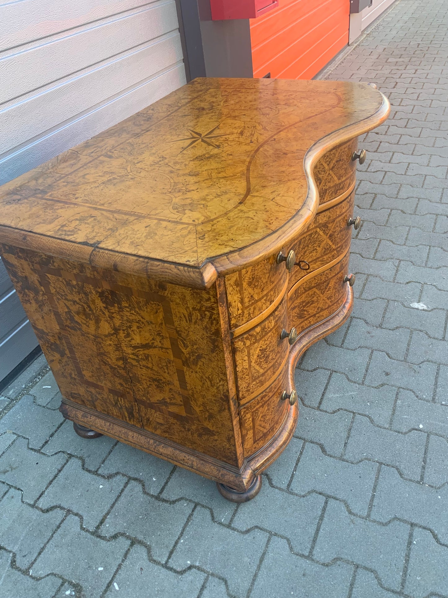 Braunschweiger Barockkommode in Ahornmaser um 1760 Verkauft