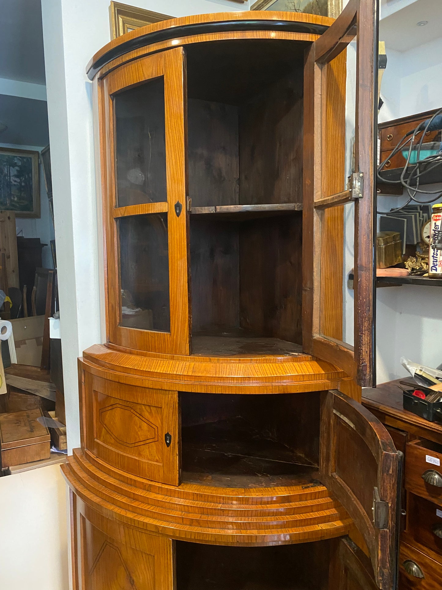 Biedermeier Eckvitrine in Esche um 1830