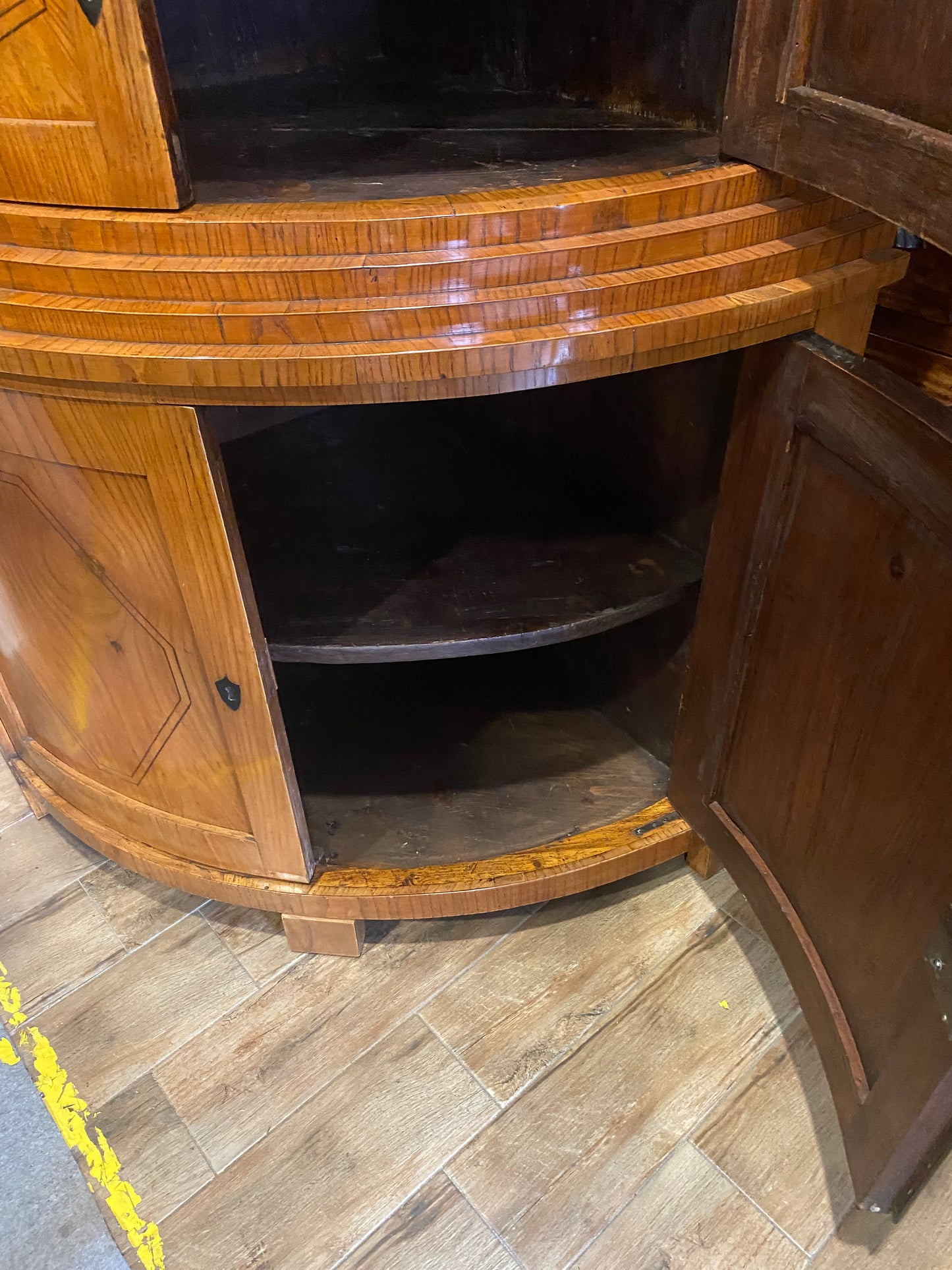 Biedermeier Eckvitrine in Esche um 1830