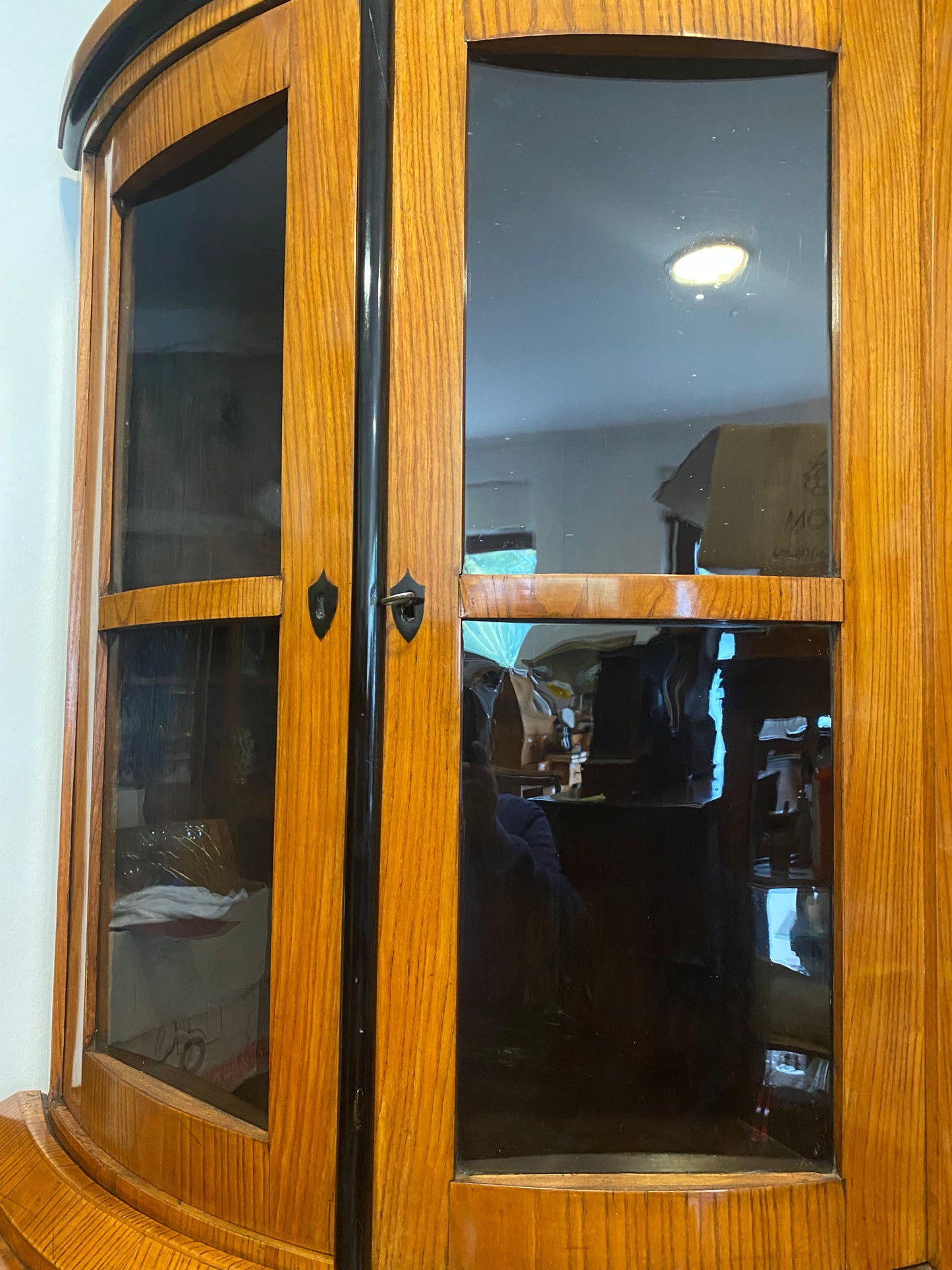 Biedermeier Eckvitrine in Esche um 1830