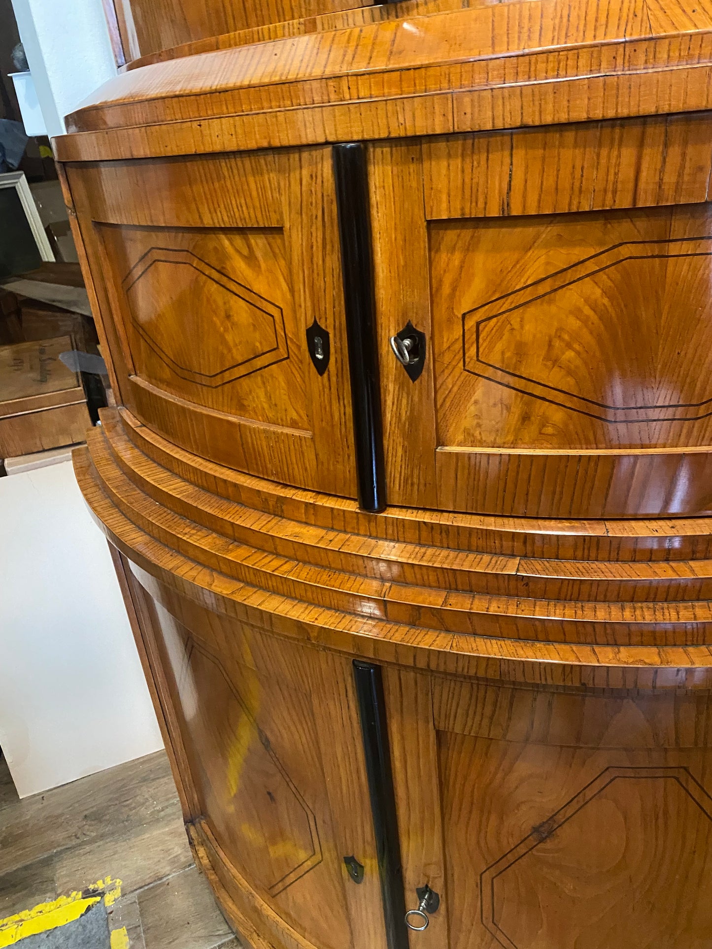 Biedermeier Eckvitrine in Esche um 1830