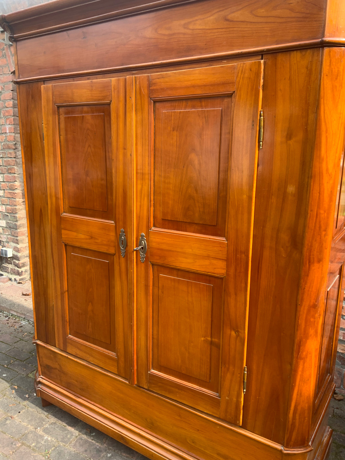 Biedermeier Dielenschrank in Kirschbaum um 1830