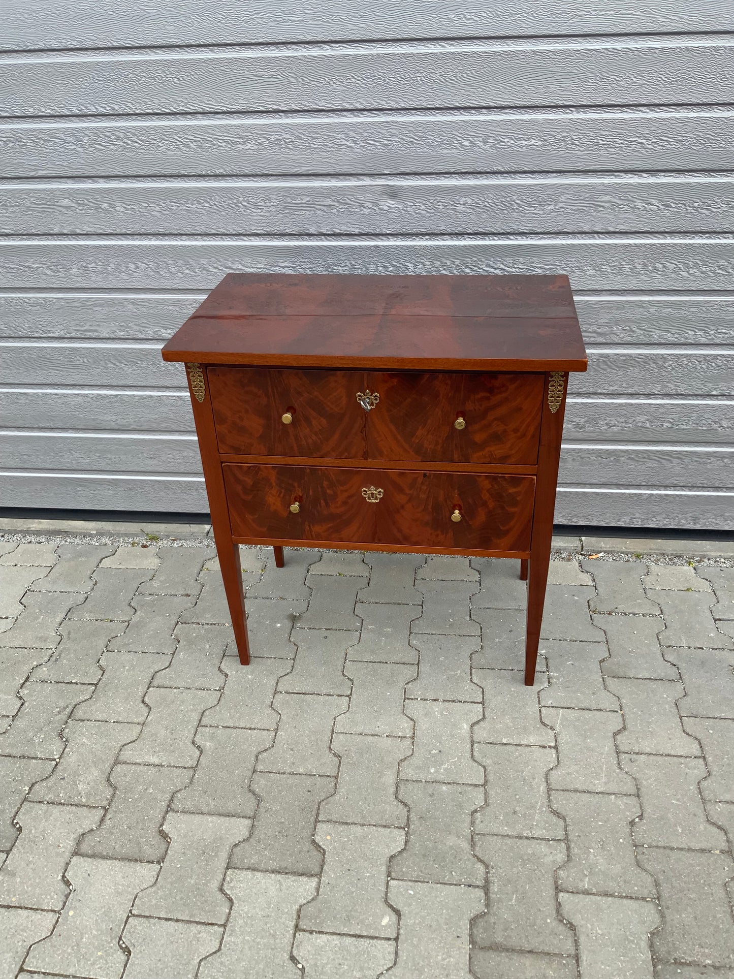 Elegante Kommode im Empirestil in Mahagoni um 1850