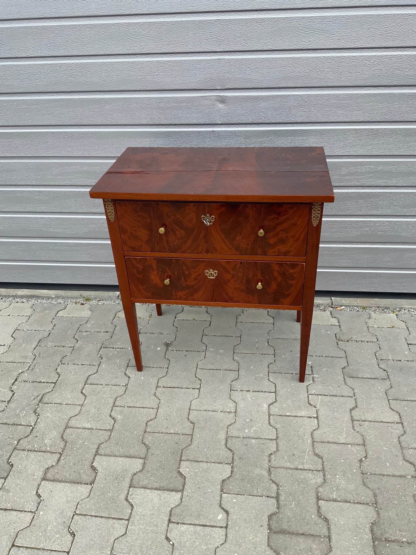 Elegante Kommode im Empirestil in Mahagoni um 1850