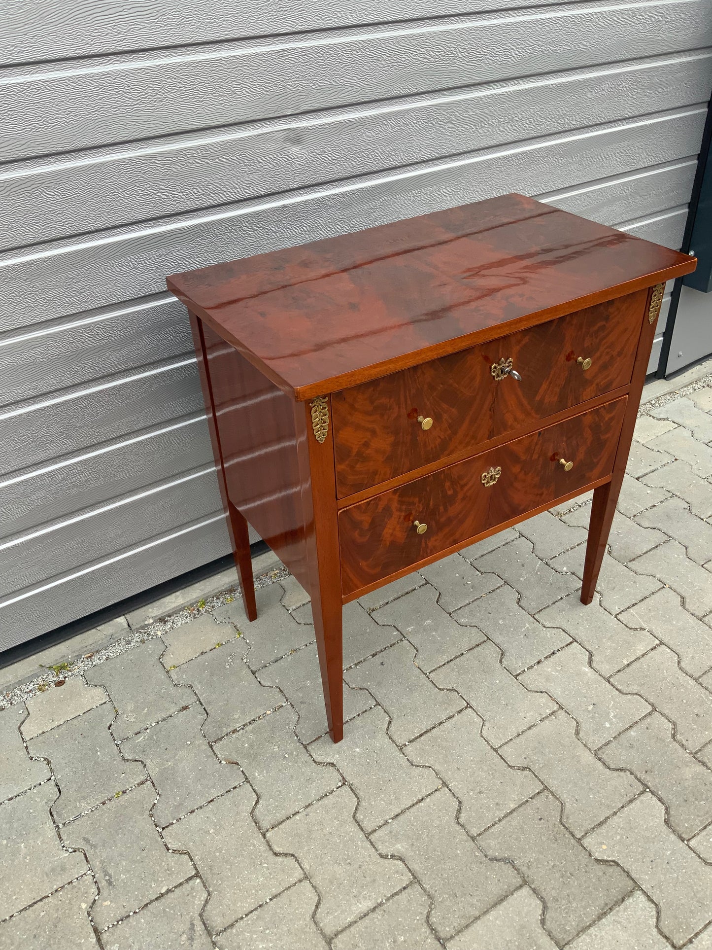 Elegante Kommode im Empirestil in Mahagoni um 1850