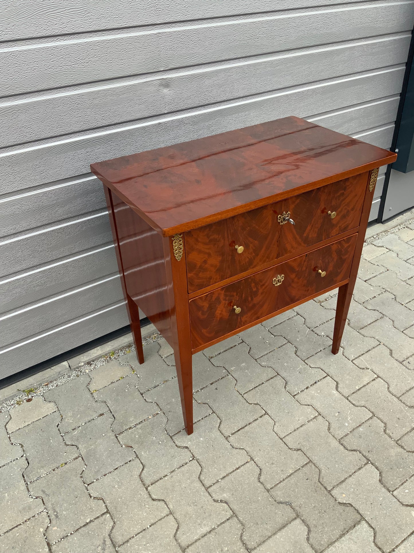 Elegante Kommode im Empirestil in Mahagoni um 1850